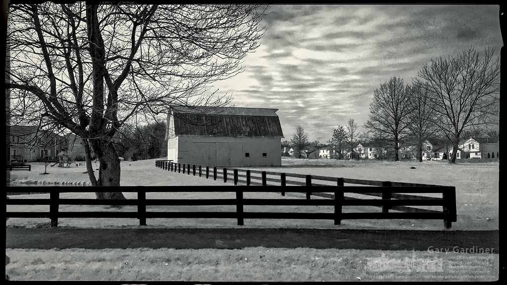 Hipstamatic 333 + iPhone 6 Plus back camera 4.15mm f/2.2 sample photo. Galena barn photography