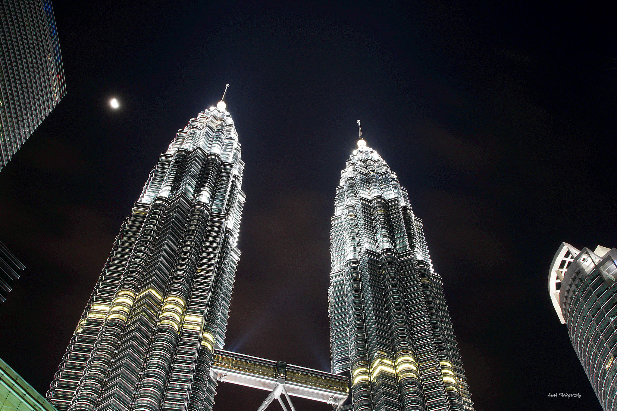 Sony a7R II + Sony Vario Tessar T* FE 24-70mm F4 ZA OSS sample photo. Twin towers is always stunning photography