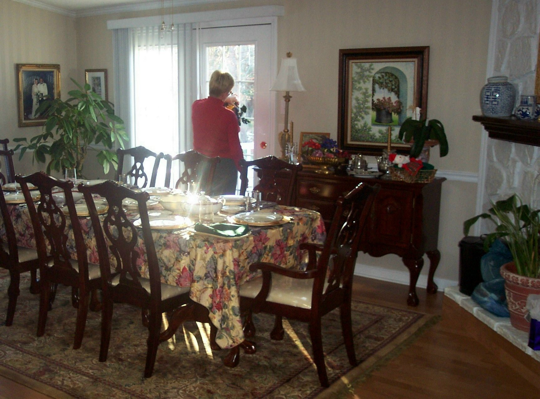Kodak DX3900 ZOOM DIGITAL CAMERA sample photo. Mom waits for karissa xmas photography