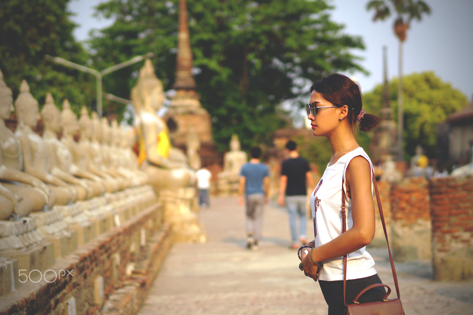 Sony a6500 + Sony Sonnar T* FE 55mm F1.8 ZA sample photo. Thai girl praying photography