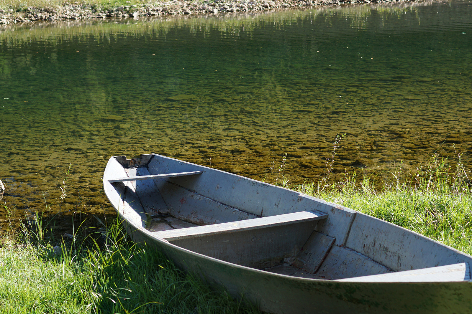 Sony SLT-A65 (SLT-A65V) + Minolta AF 50mm F1.4 [New] sample photo. The boat is moored near the shore clean clear mountain stream photography