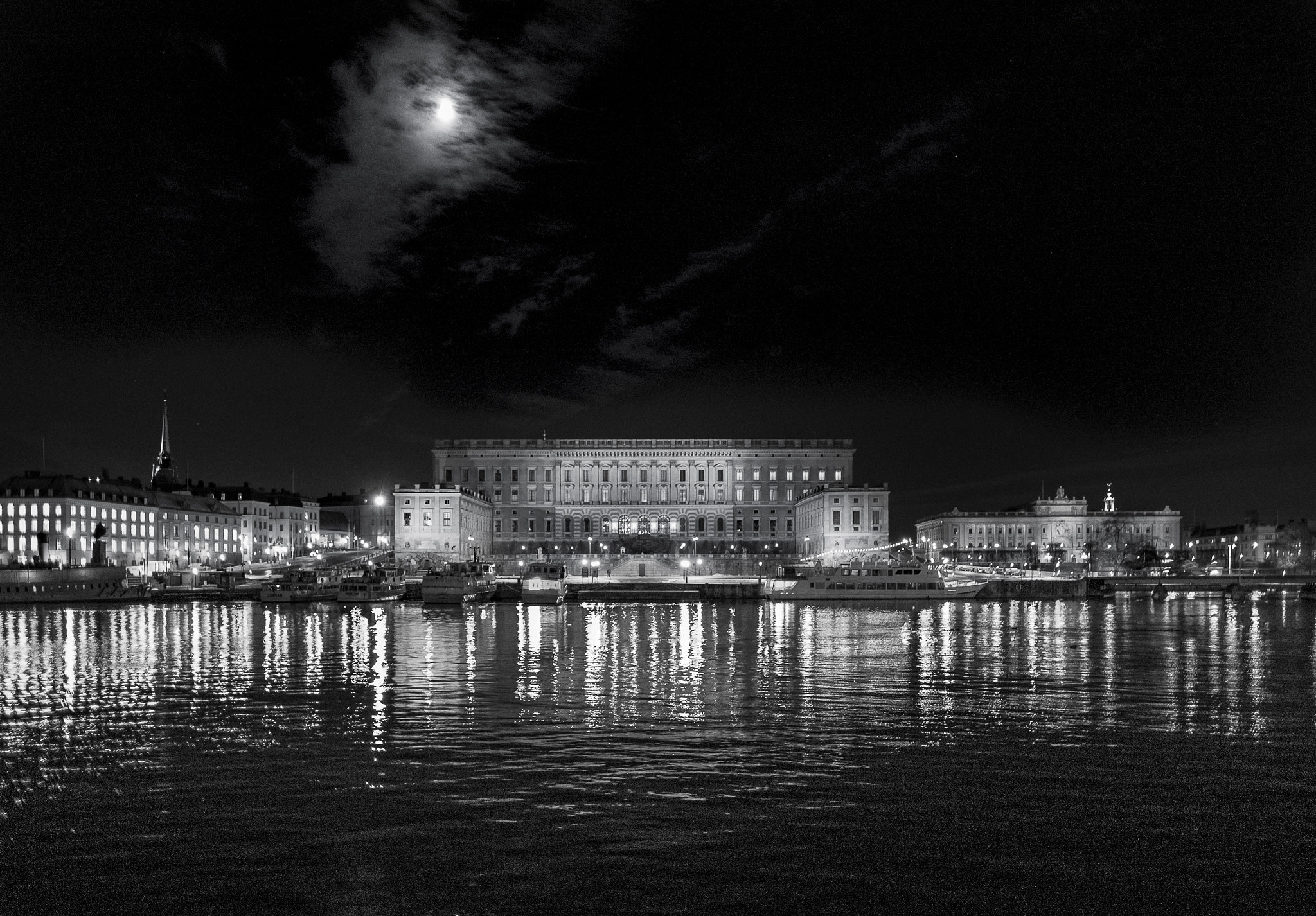 Fujifilm X-Pro1 + Fujifilm XF 16mm F1.4 R WR sample photo. Stockholm's royal palace photography