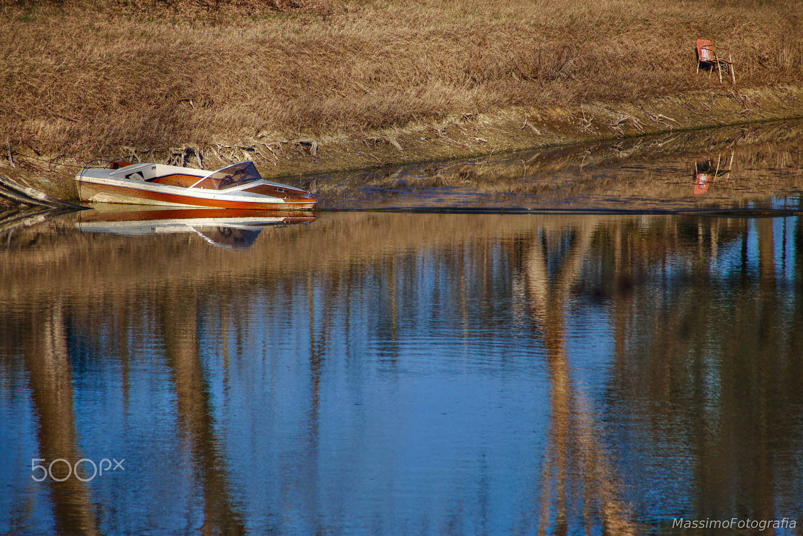 Canon EOS 70D + Canon TS-E 90mm F2.8 Tilt-Shift sample photo. La barca e la sedia photography