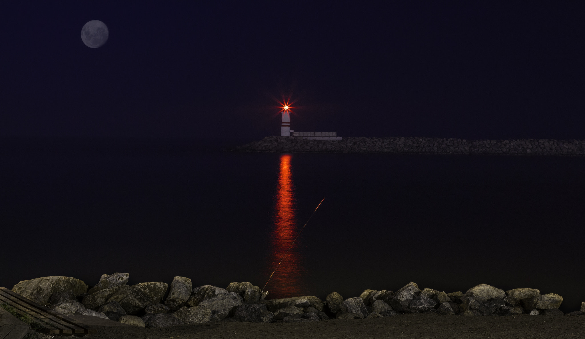 Canon EOS 650D (EOS Rebel T4i / EOS Kiss X6i) sample photo. Red light under moon photography