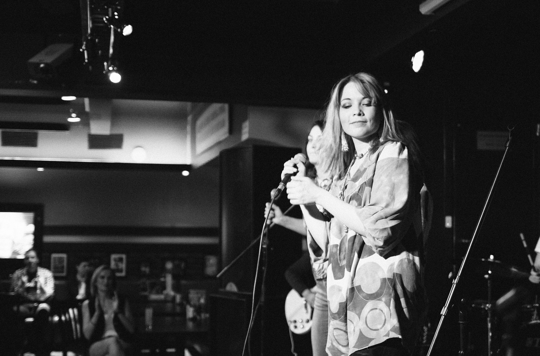 Canon EF 35mm F2 IS USM sample photo. Sunny side singers photography
