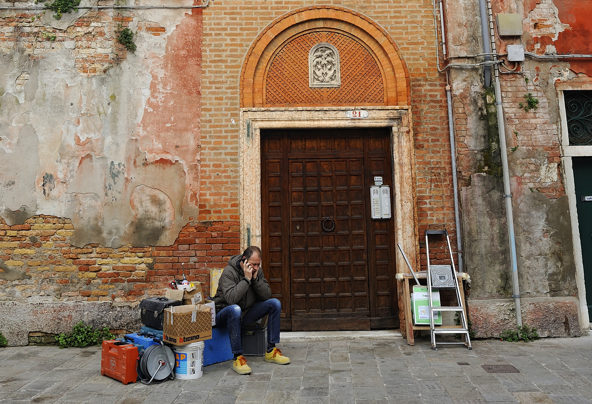 Nikon AF Nikkor 24mm F2.8D sample photo. Painter in venice photography