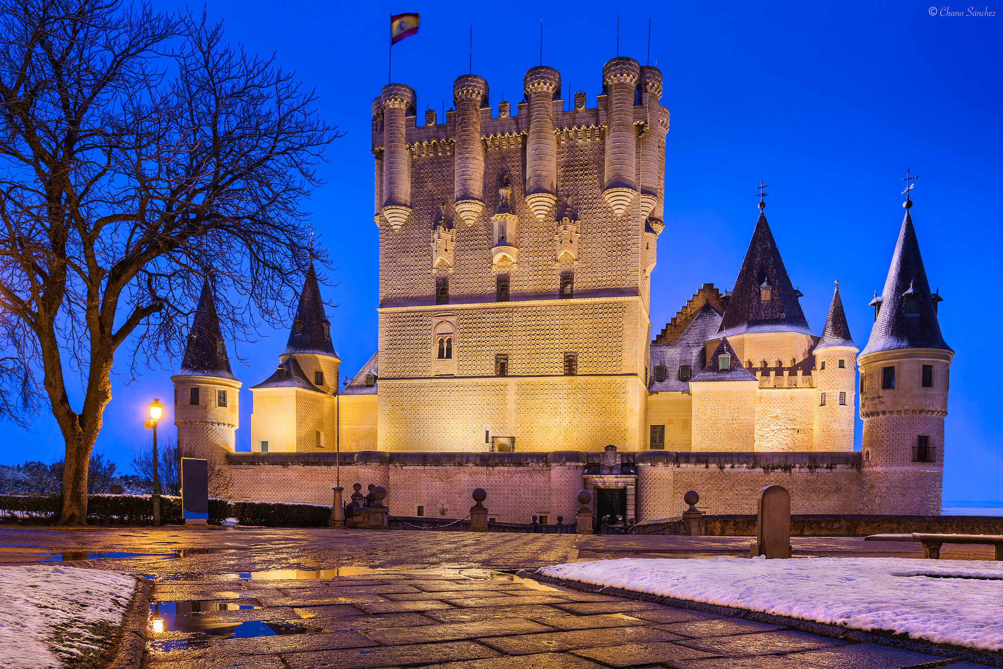 Canon EF 16-35mm F4L IS USM sample photo. Snowfall night || alcázar de segovia photography