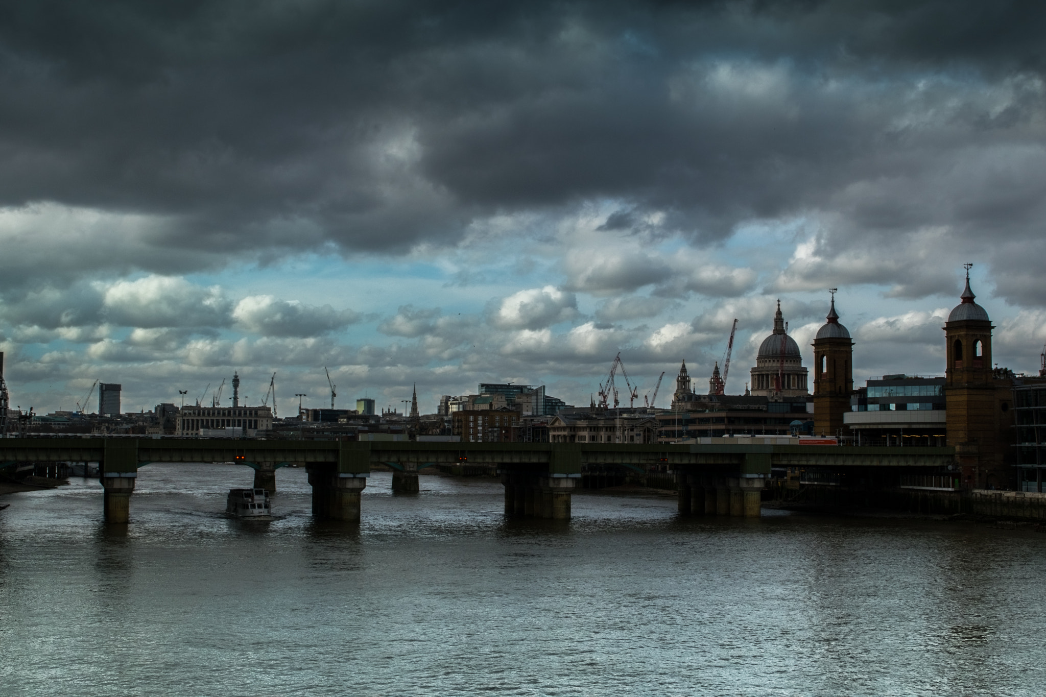 Nikon D5500 + Nikon AF-S Nikkor 28mm F1.8G sample photo. Thames photography