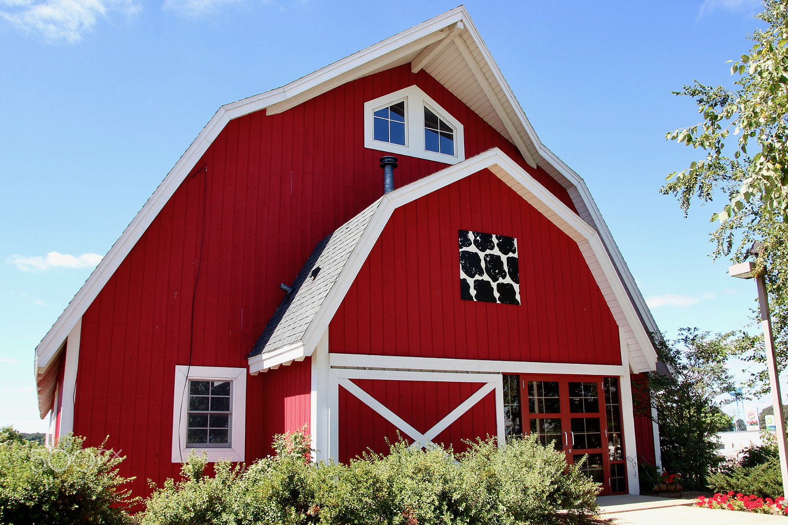 Canon EOS 550D (EOS Rebel T2i / EOS Kiss X4) + Sigma 17-70mm F2.8-4 DC Macro OS HSM sample photo. Iowa "red barn" welcome center photography