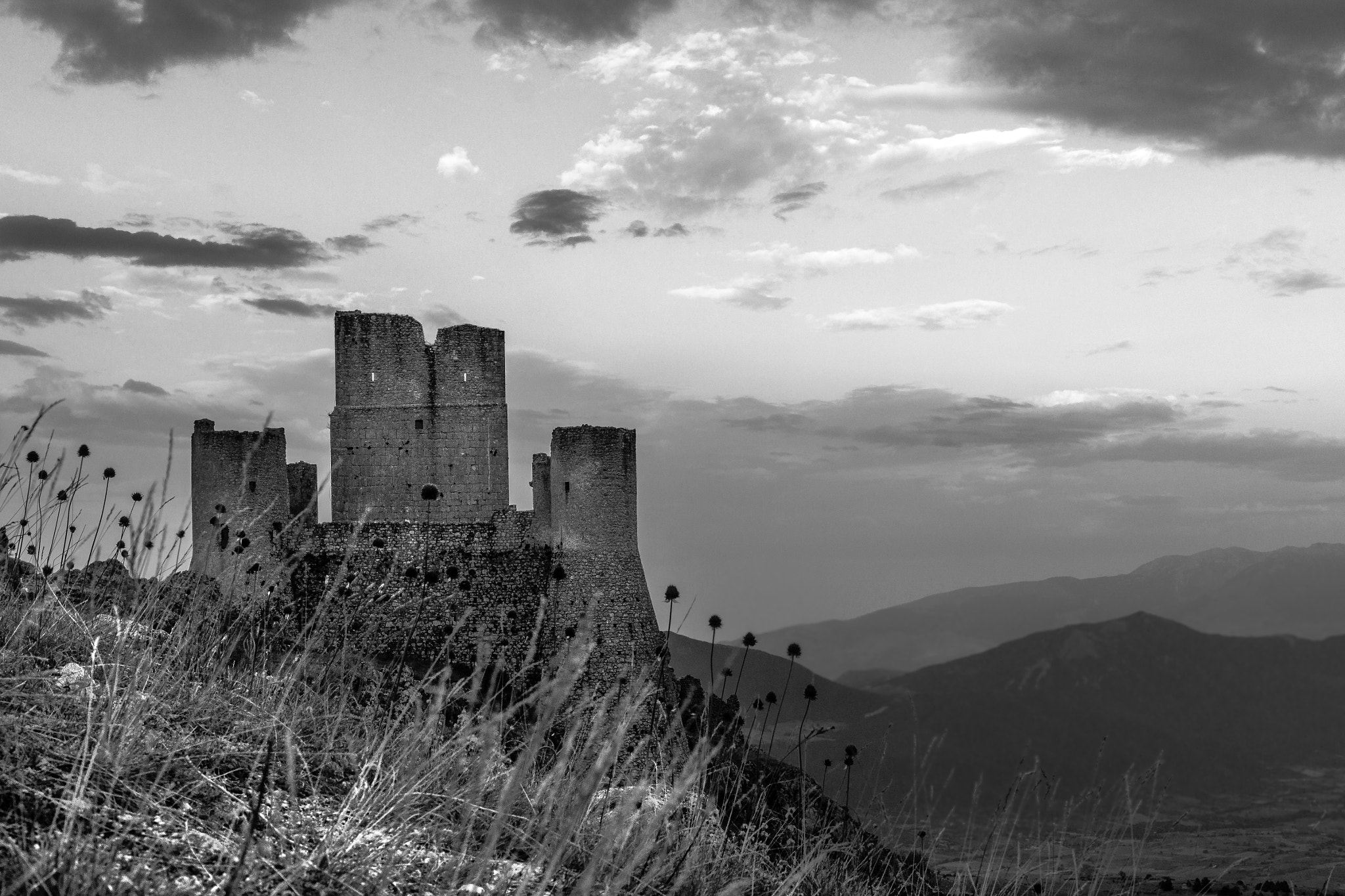 Canon EOS 600D (Rebel EOS T3i / EOS Kiss X5) + Sigma 17-70mm F2.8-4 DC Macro OS HSM sample photo. La rocca in bianco e nero photography