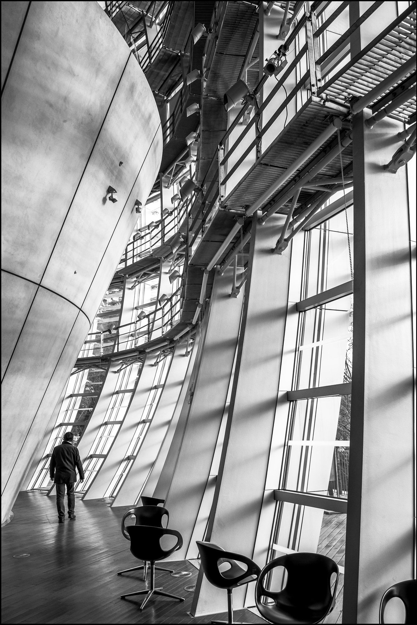 Summilux-M 1:1.4/28 ASPH. sample photo. Stepping out photography