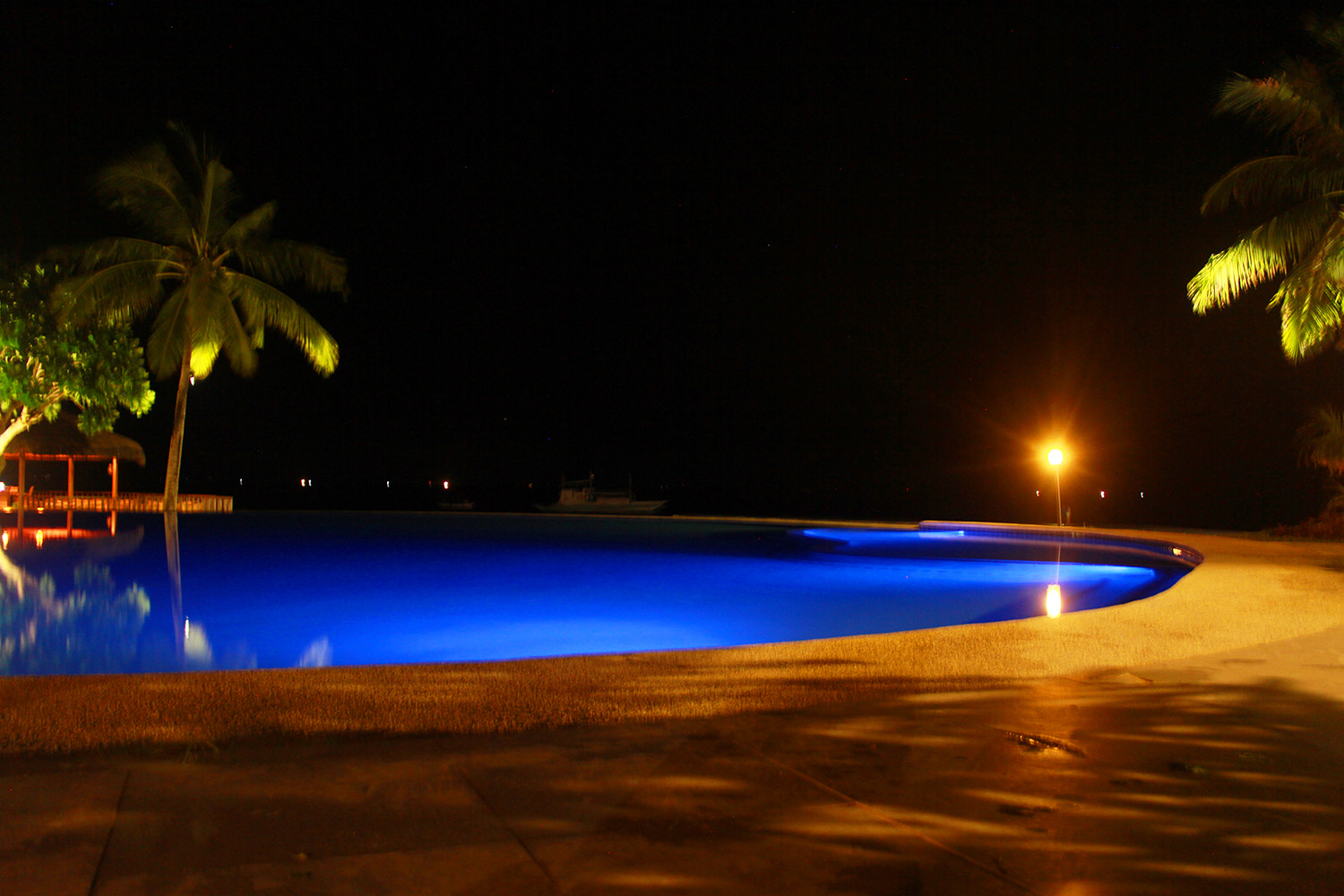 Canon EF-S 18-55mm F3.5-5.6 IS sample photo. In case you're looking for infinity, please refer to a pool. photography