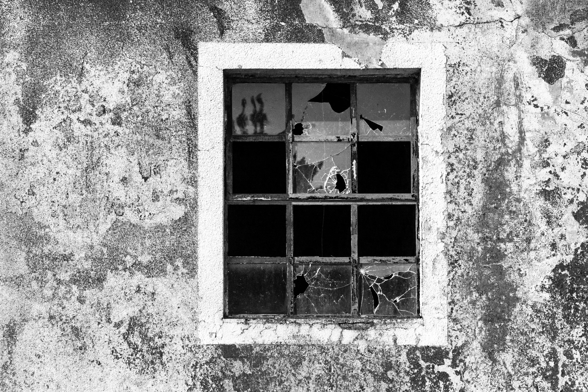 Canon EOS 40D + Sigma 18-250mm F3.5-6.3 DC OS HSM sample photo. Broken window photography