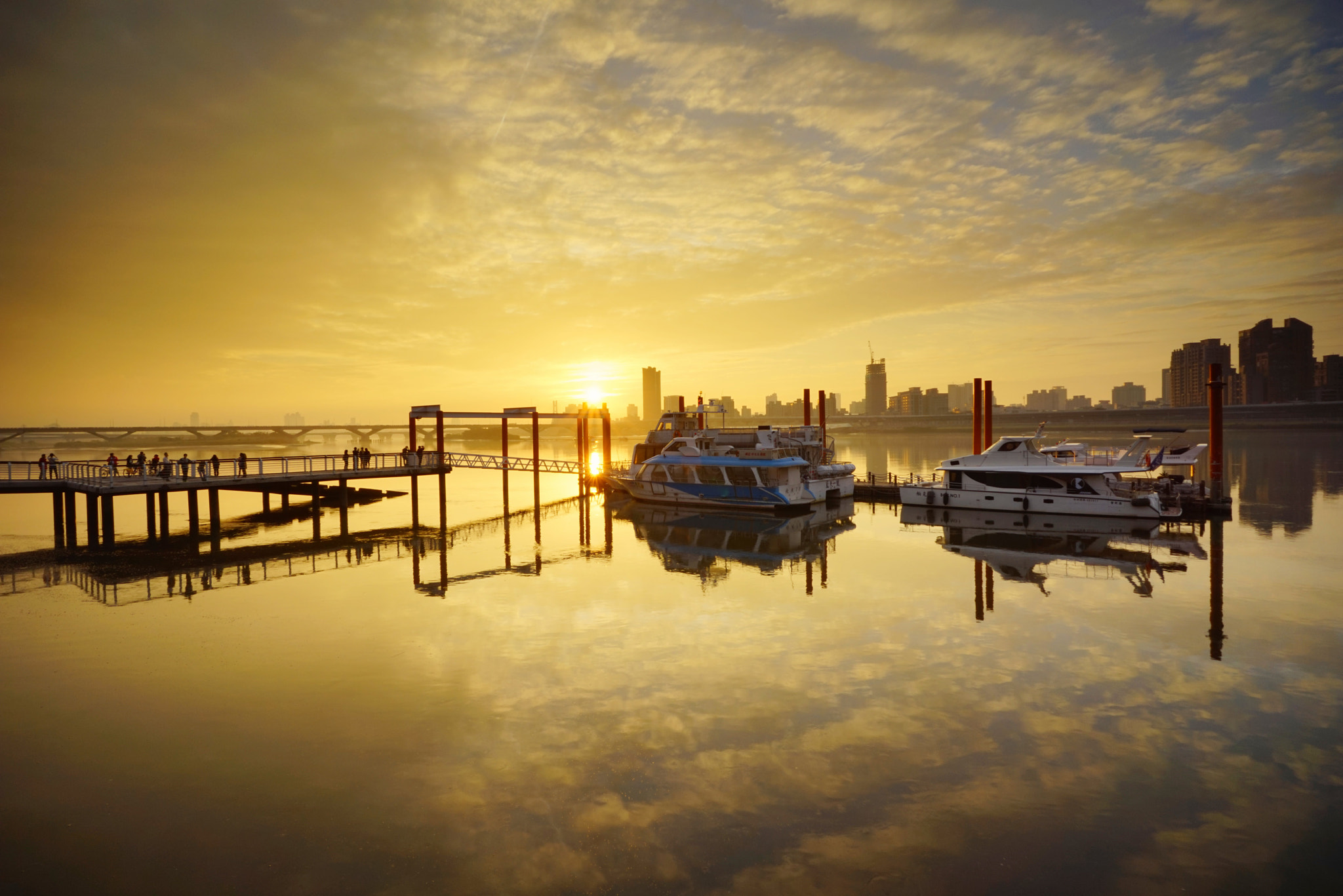 ZEISS Batis 18mm F2.8 sample photo. Taipei dadaocheng wharf. photography