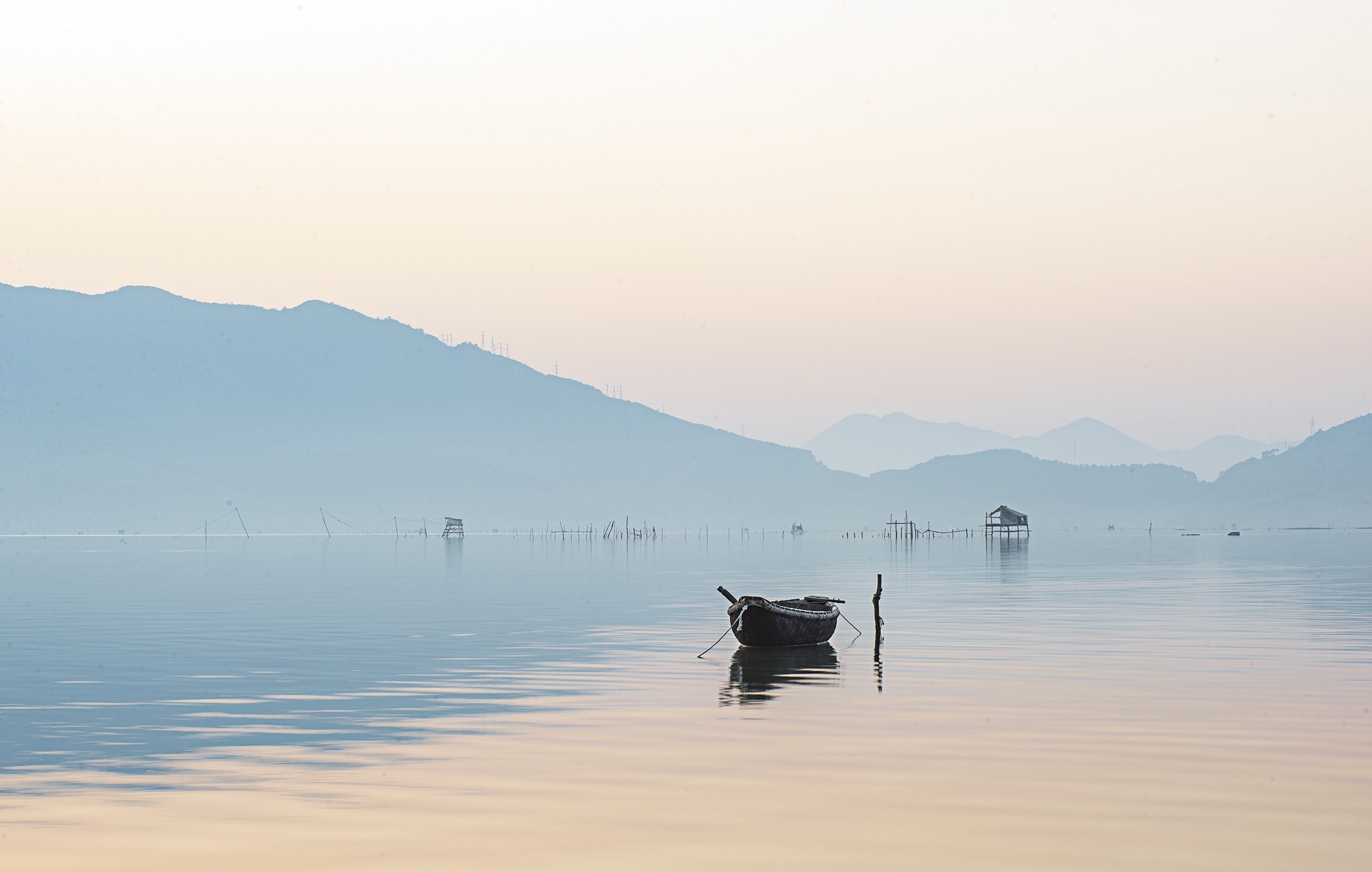 Nikon AF-Nikkor 80-200mm F2.8D ED sample photo. Lonely boat photography