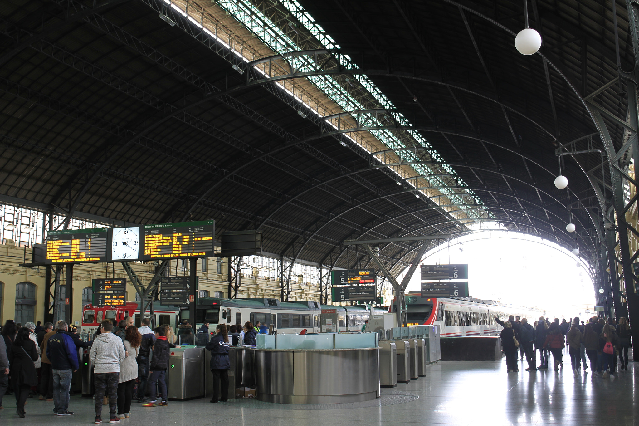 Canon EF 24-70mm F4L IS USM sample photo. Rail central station - valencia photography