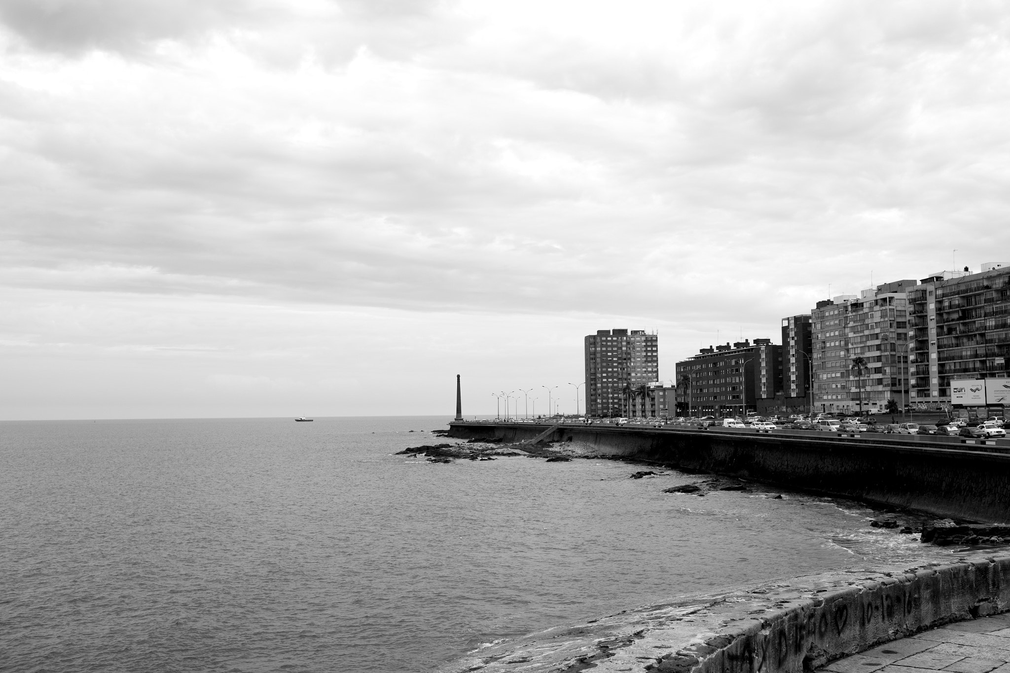 Fujifilm X-T10 + Fujifilm XF 27mm F2.8 sample photo. Montevideo - rambla photography