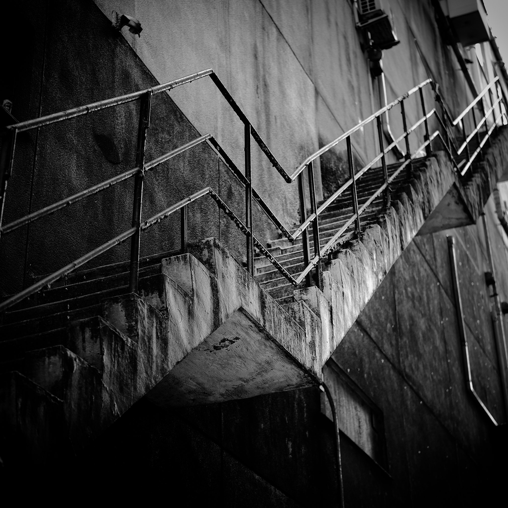 Fujifilm X-E2 + Fujifilm XF 35mm F2 R WR sample photo. Stairs photography
