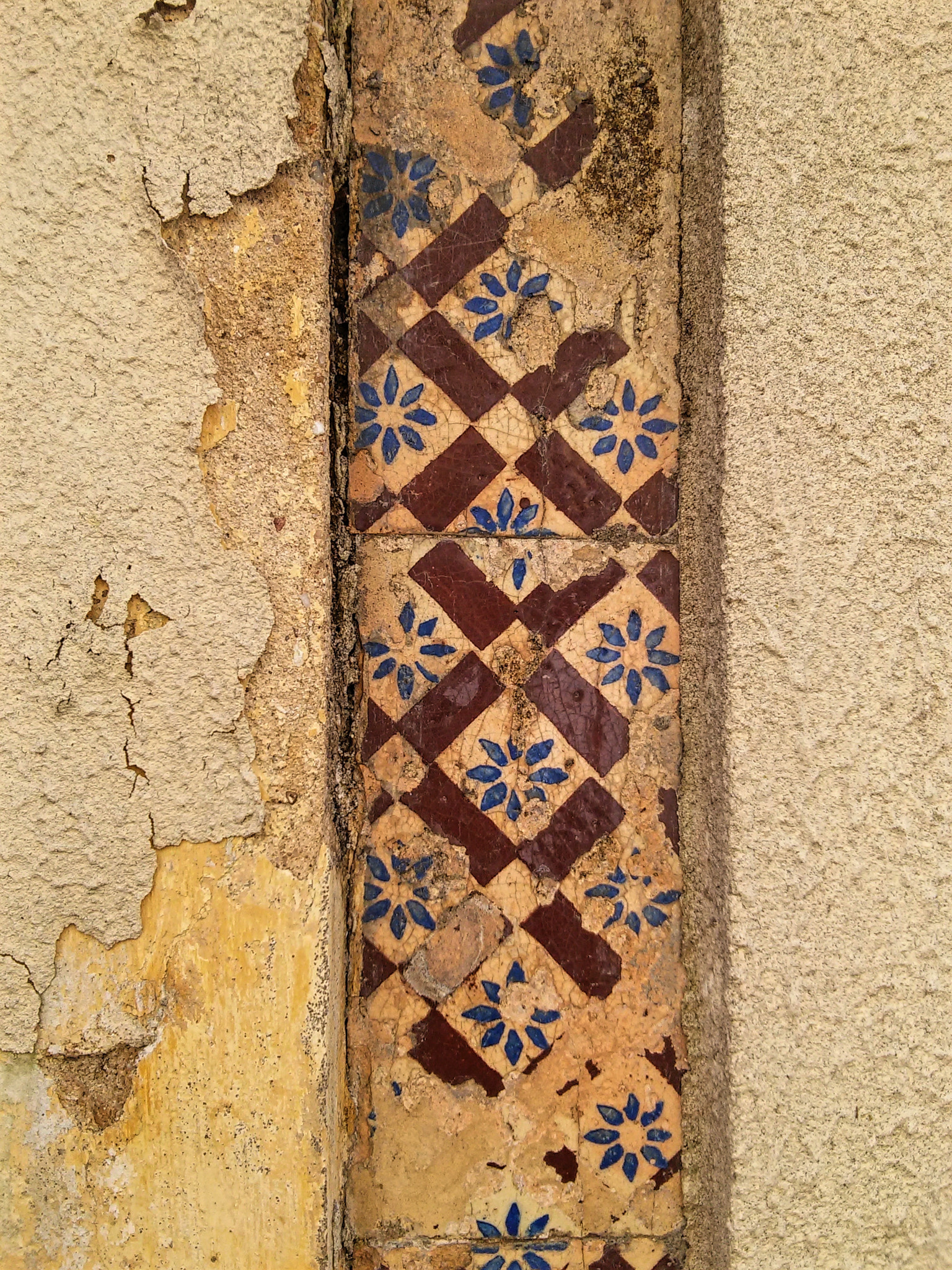LG L90 sample photo. Decaying tiles photography