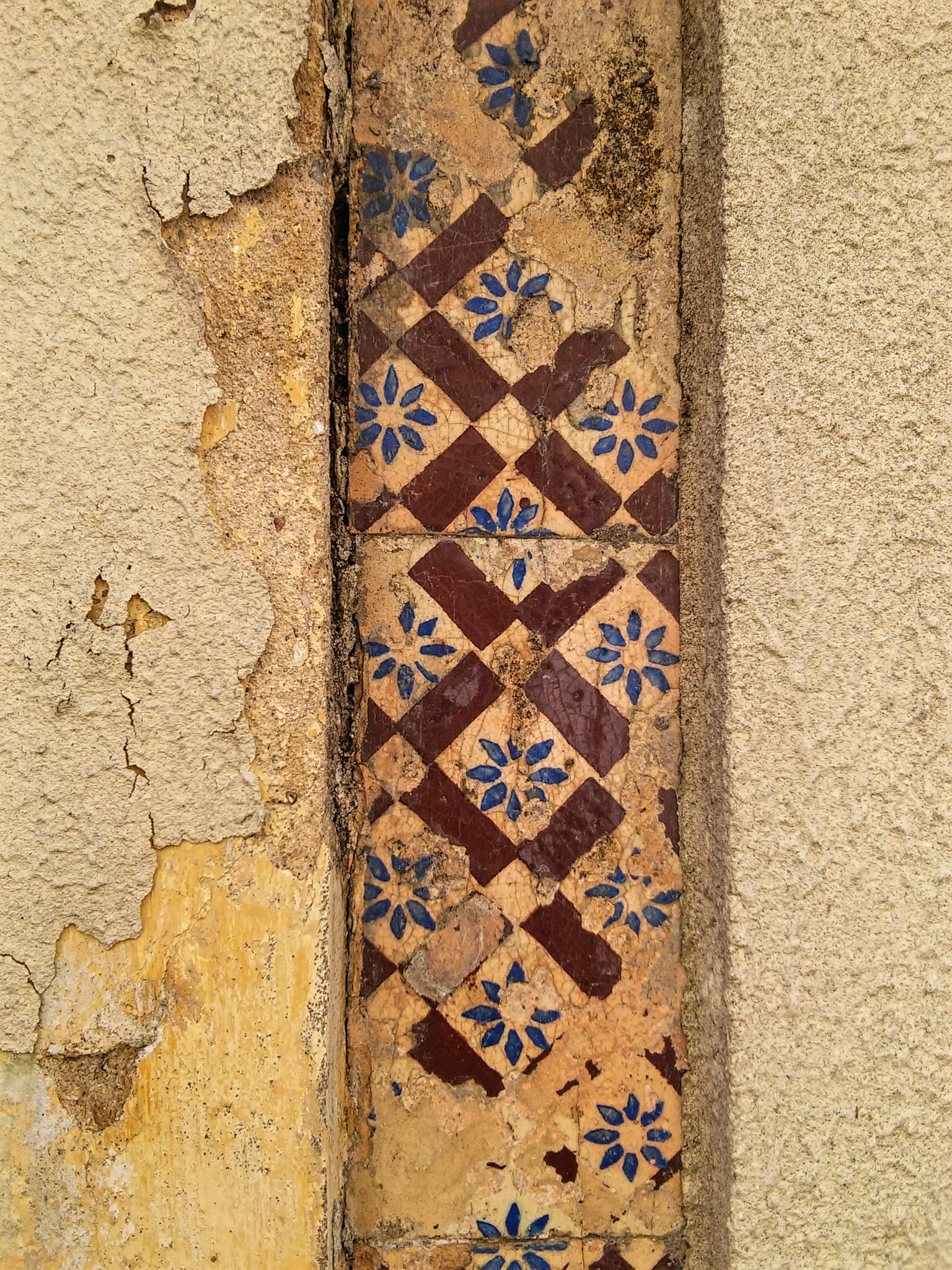 LG L90 sample photo. Decaying tiles photography