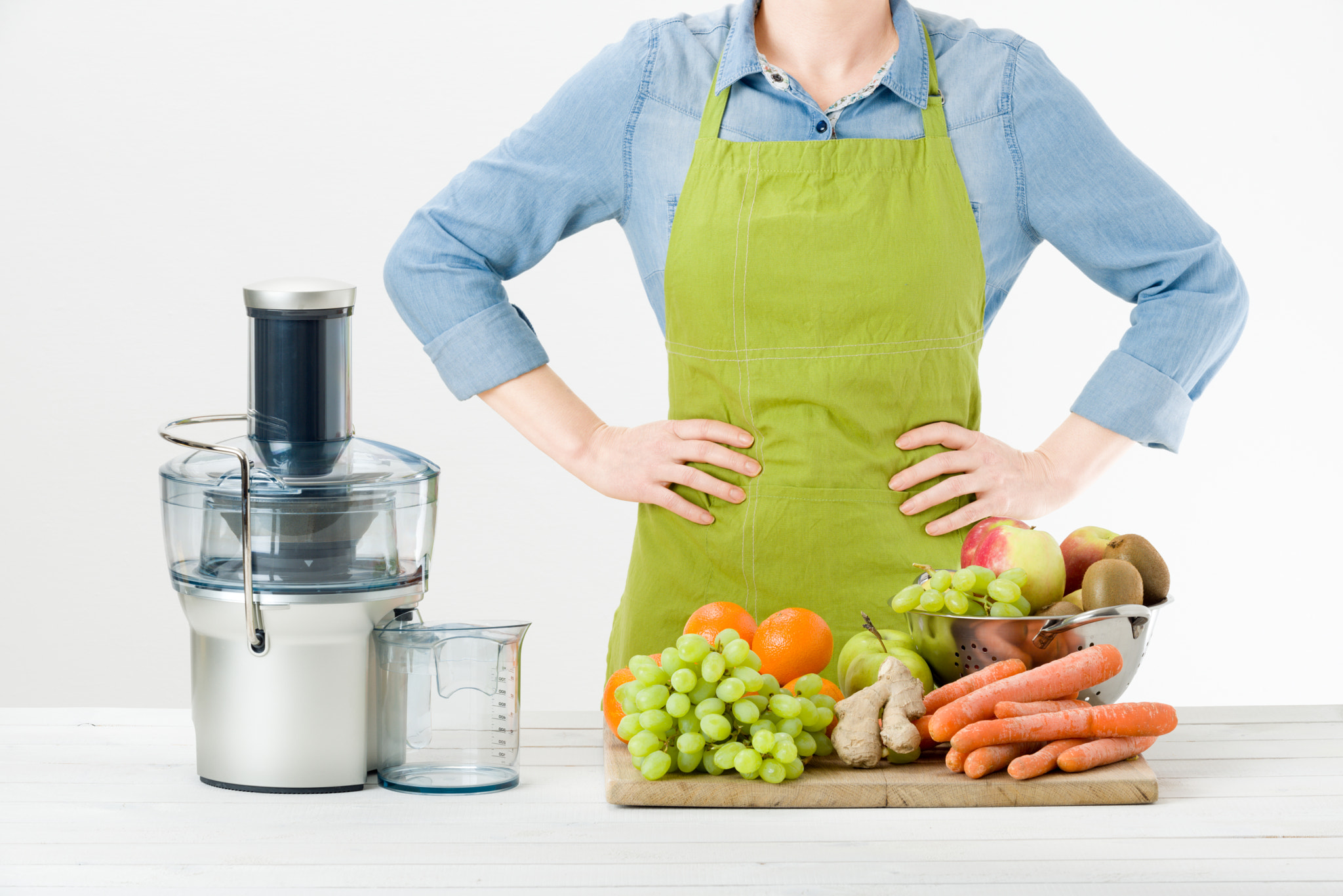 Nikon D810 sample photo. Anonymous woman wearing an apron, ready to start preparing healthy fruit juice using modern... photography