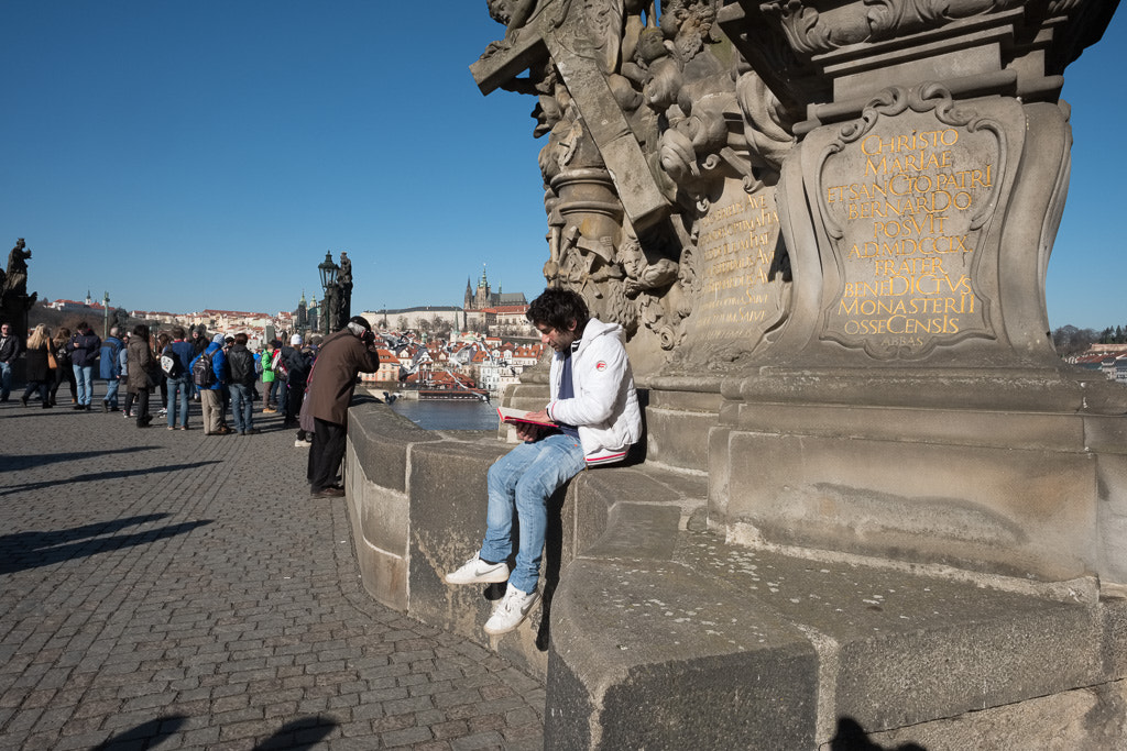 Fujifilm X-T2 + Fujifilm XF 14mm F2.8 R sample photo. Reading on the charles bridge photography