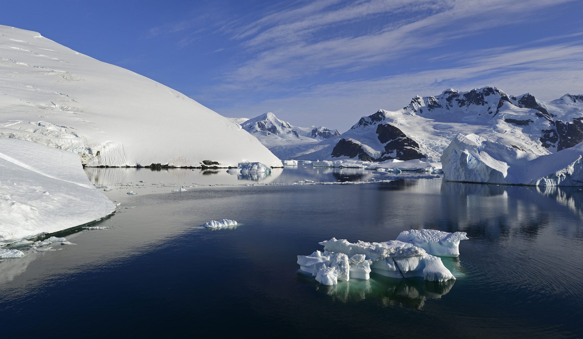 Nikon AF-S Nikkor 17-35mm F2.8D ED-IF sample photo. Lemaire channel, antarctica photography
