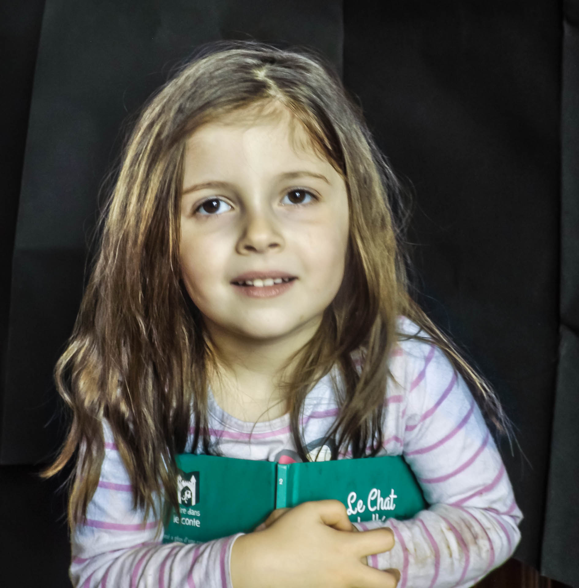 Fujifilm FinePix S4600 sample photo. Aileen avec son livre photography