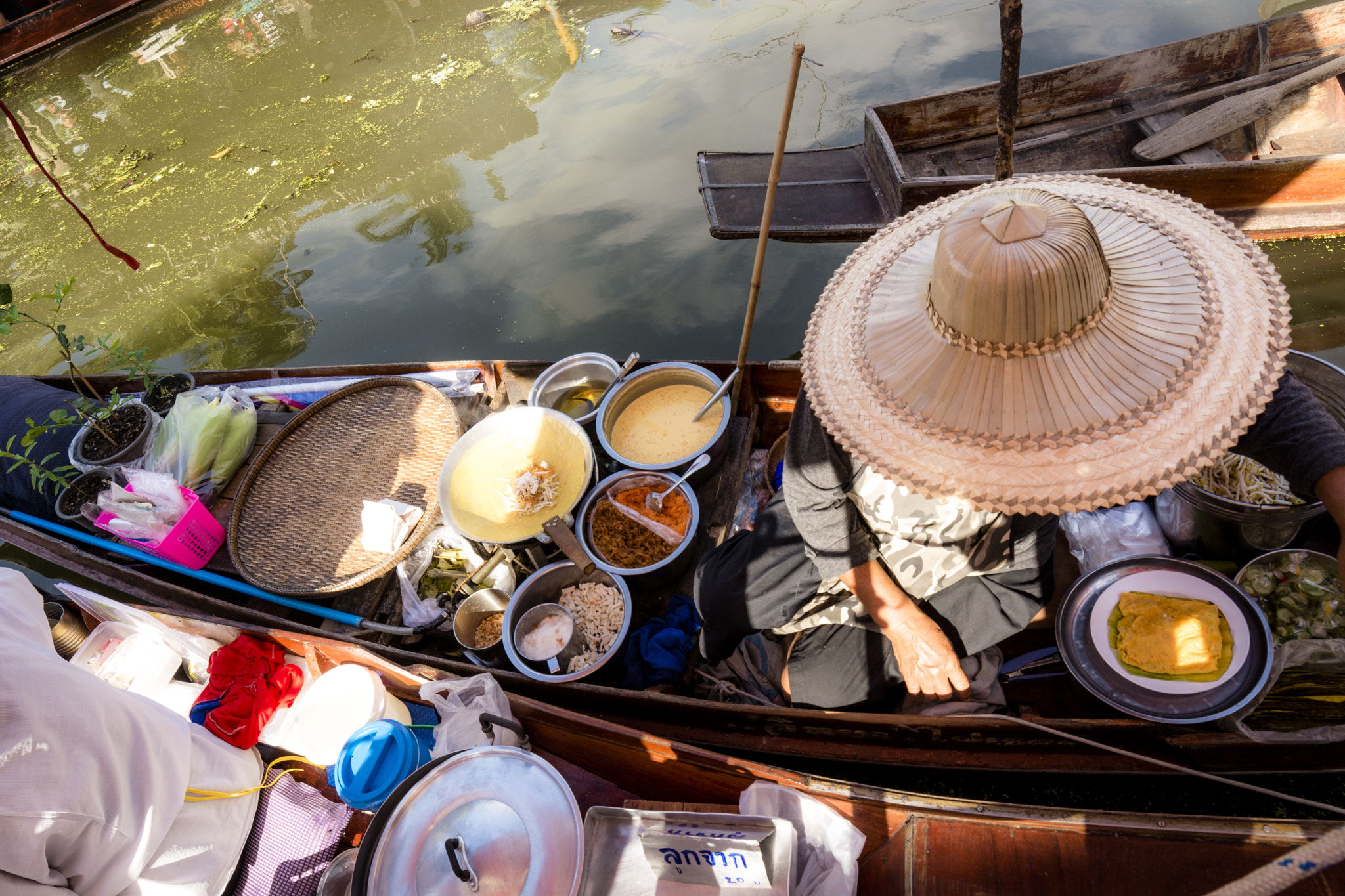 Samyang 14mm F2.8 ED AS IF UMC sample photo. Thai local lady photography