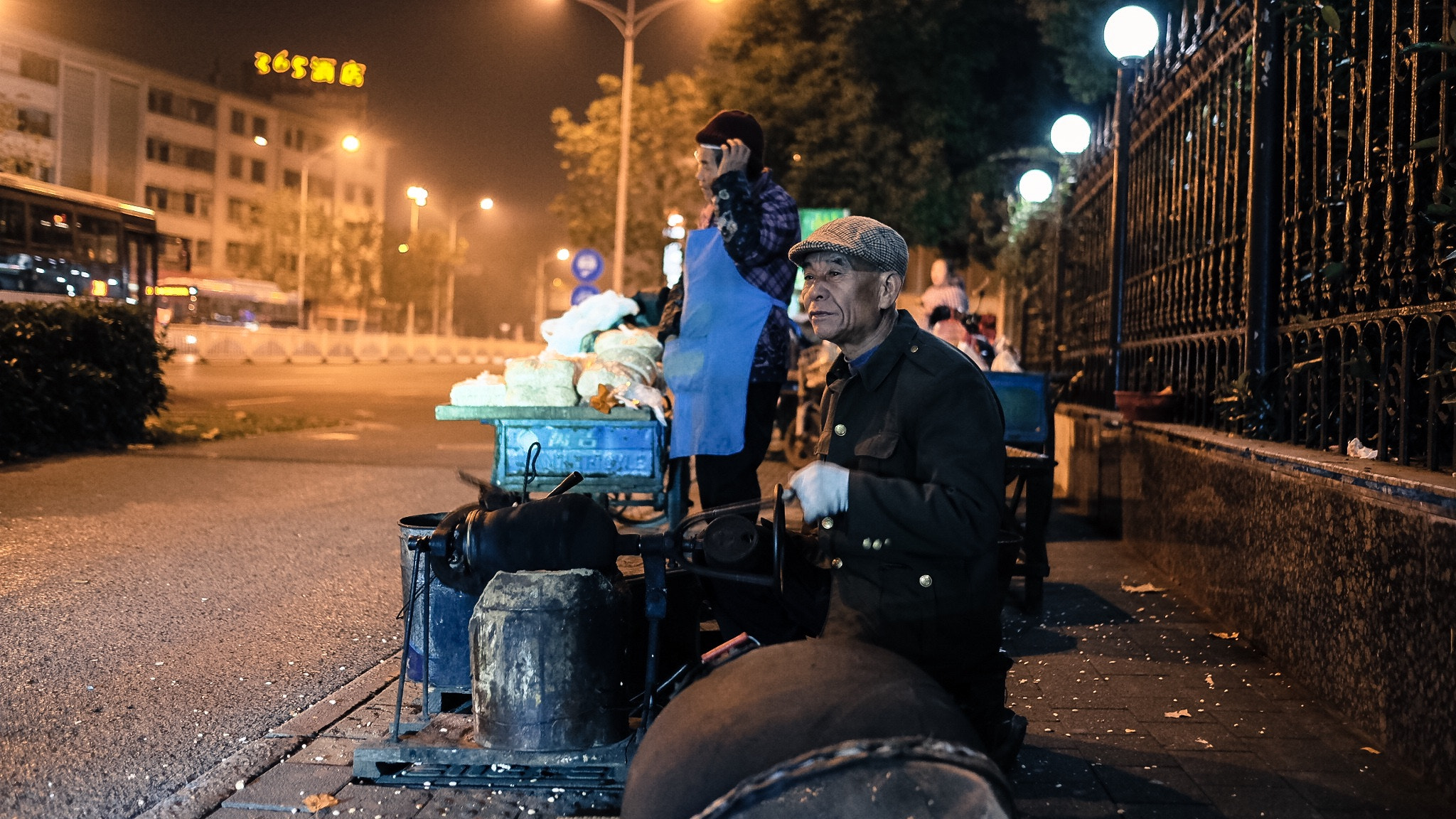 Fujifilm X-T1 + Fujifilm XF 23mm F1.4 R sample photo. 街拍公交站台，等车时看到的手艺人 photography