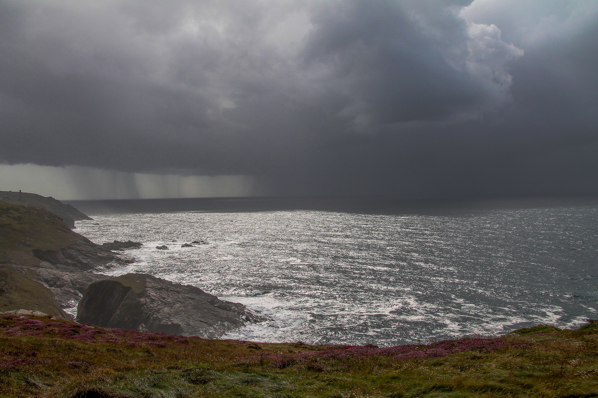 Canon EF-S 17-85mm F4-5.6 IS USM sample photo. Black rain clouds coming in from the atlantic ocean cornwall august photography
