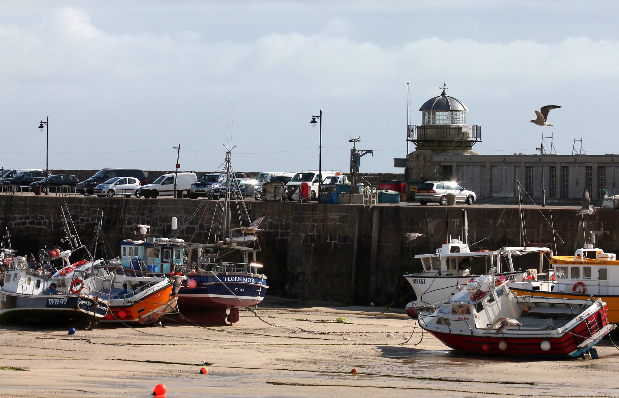Canon EF 70-300mm F4-5.6 IS USM sample photo. Harbour wall and boat await the return of the sea at st ives cornwall august photography