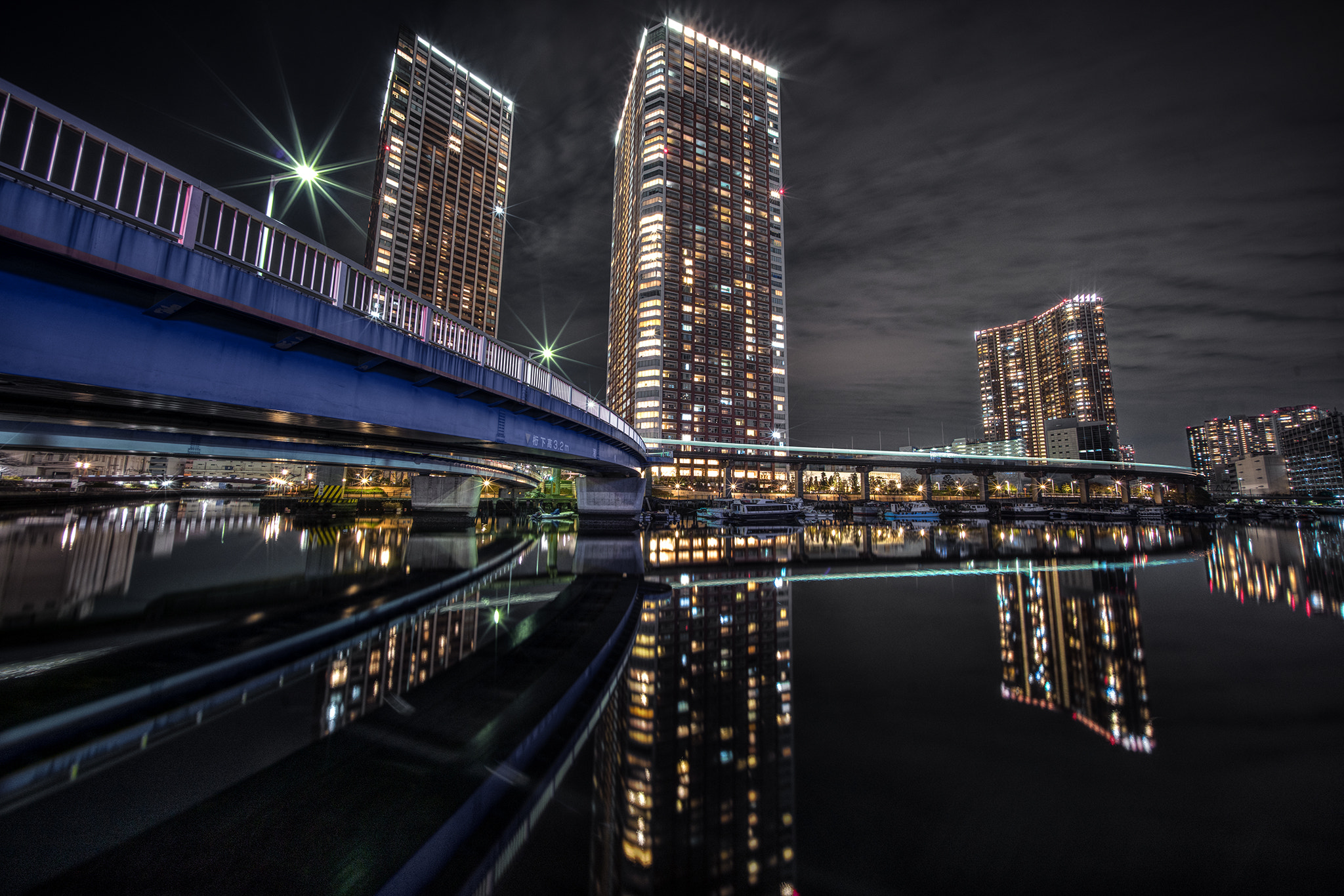 Voigtlander HELIAR-HYPER WIDE 10mm F5.6 sample photo. Blue trail photography