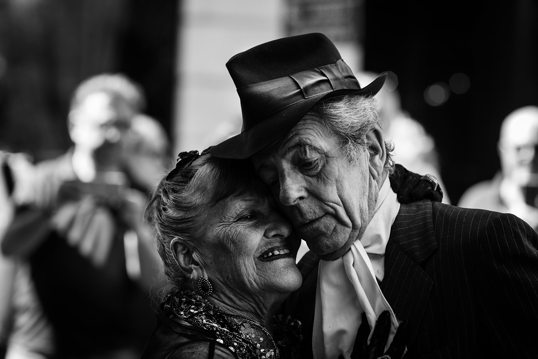 Canon EF 135mm F2L USM sample photo. Street tango photography