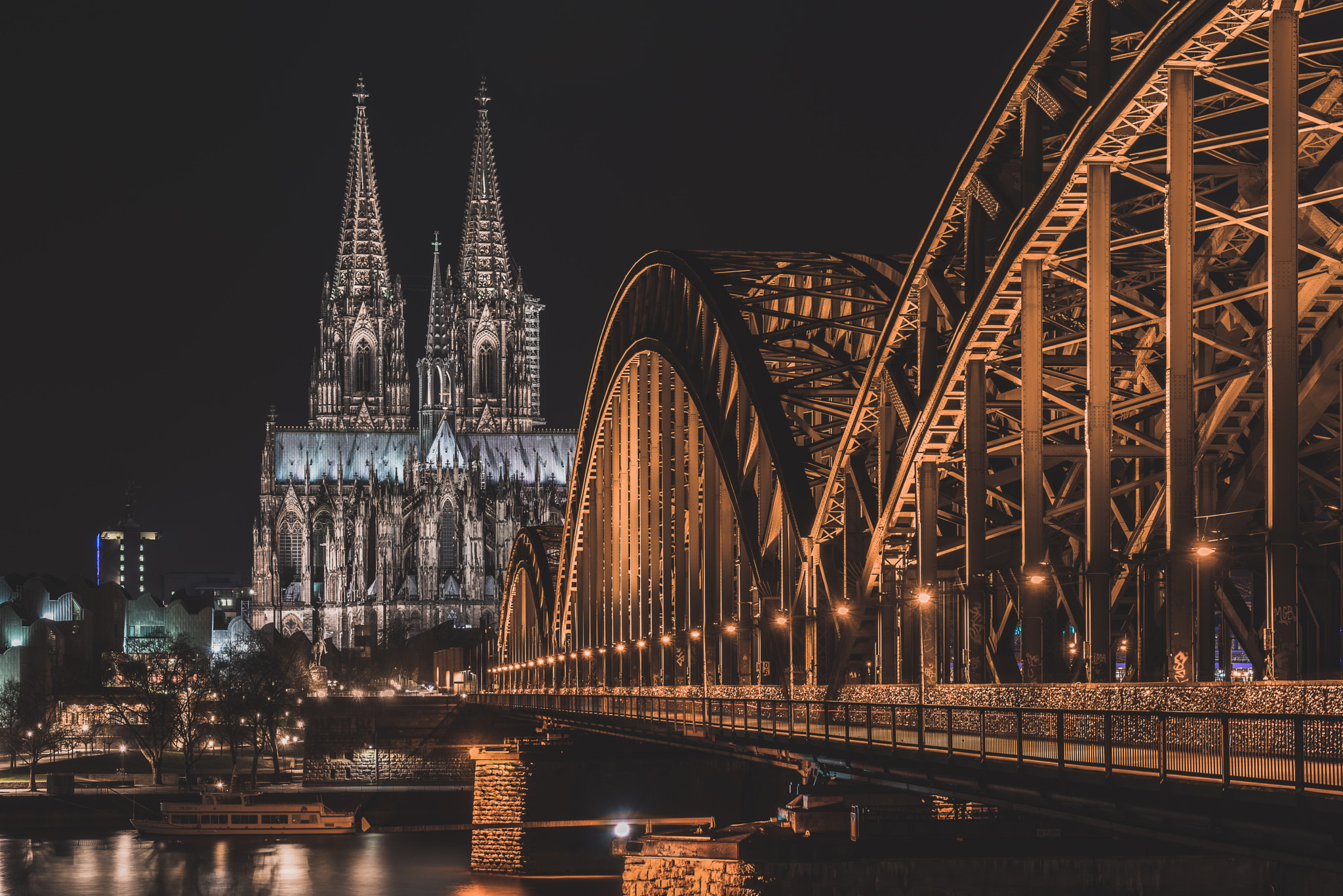 Sony a7R + Sony FE 24-240mm F3.5-6.3 OSS sample photo. Cologne cathedral photography