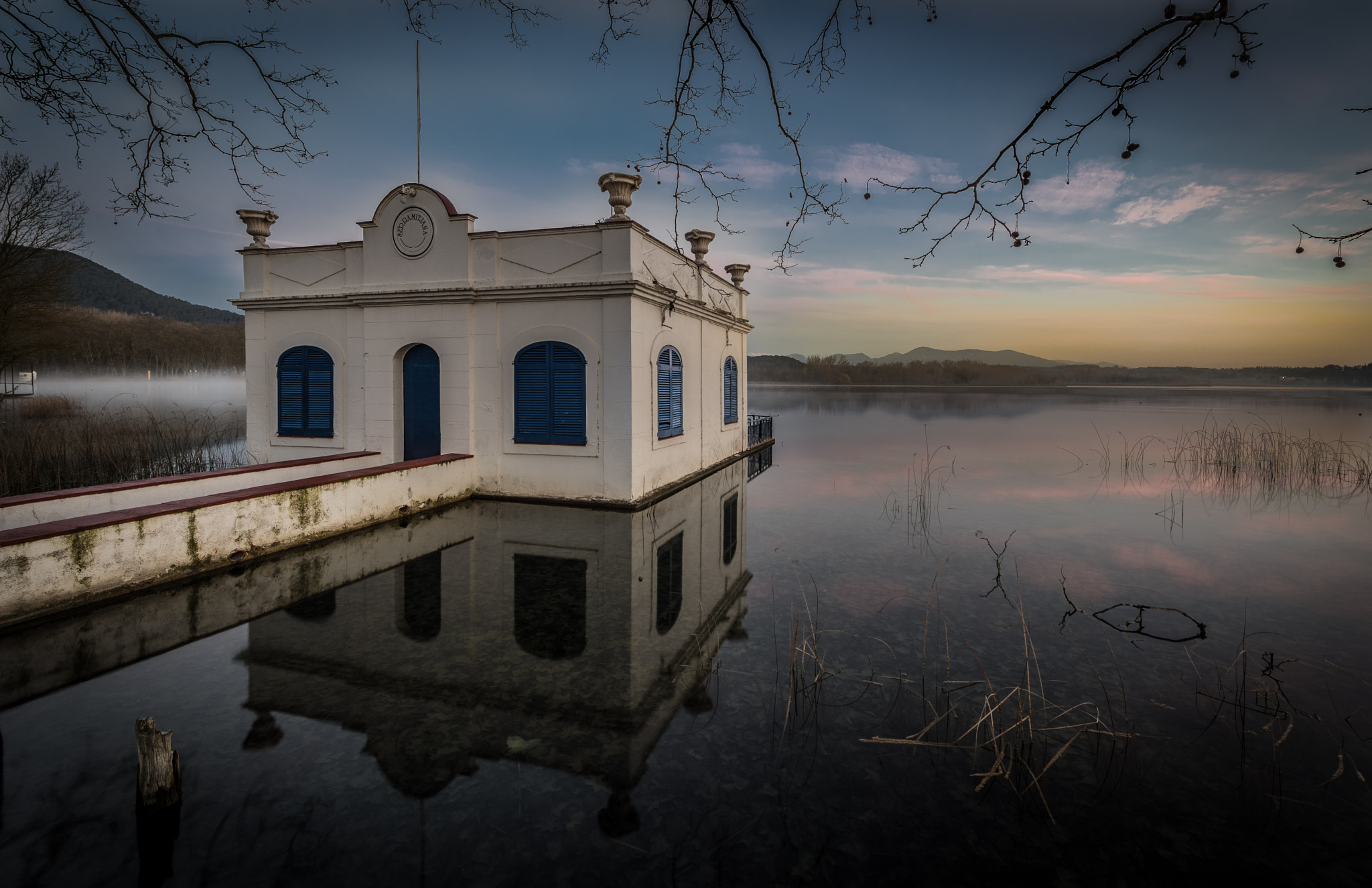 Nikon AF-S Nikkor 14-24mm F2.8G ED sample photo. Banyoles con niebla al amenecer photography