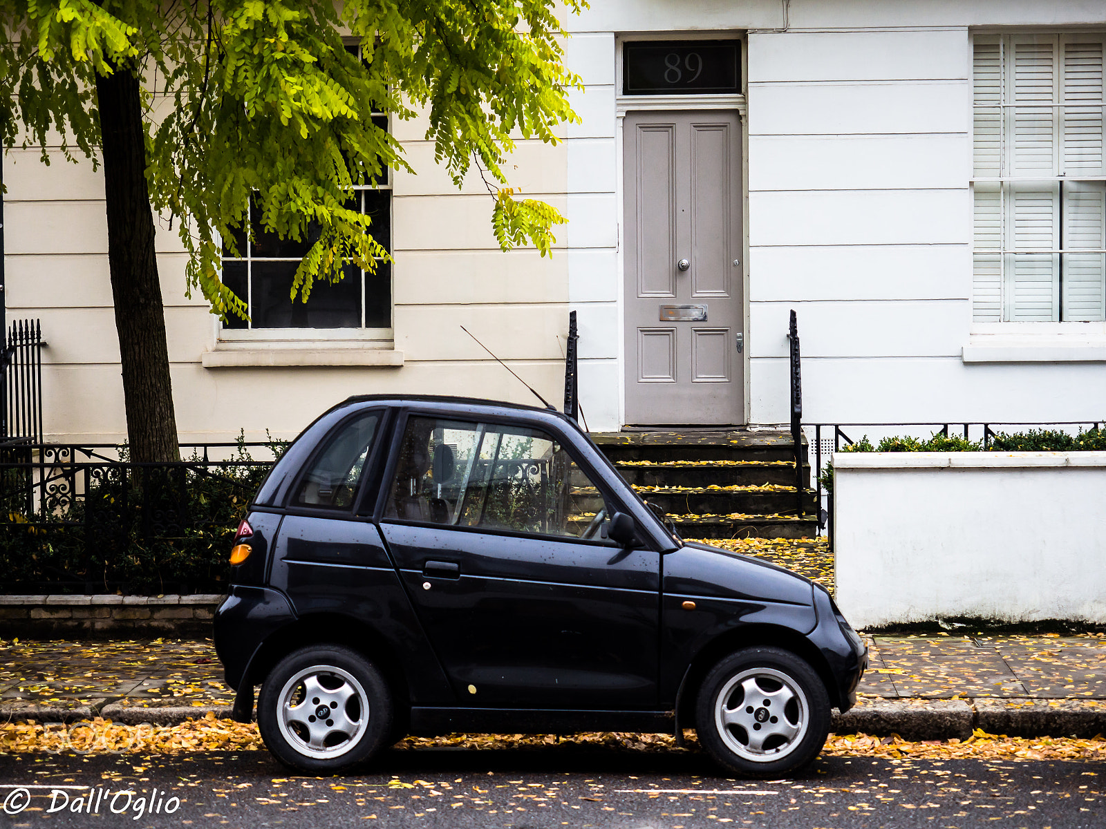 Olympus OM-D E-M10 II + Olympus M.Zuiko Digital ED 12-40mm F2.8 Pro sample photo. Walking on the london streets.. photography