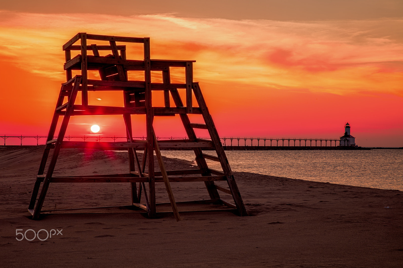 Canon EOS 5DS R sample photo. Lifeguard chair and lighthouse photography