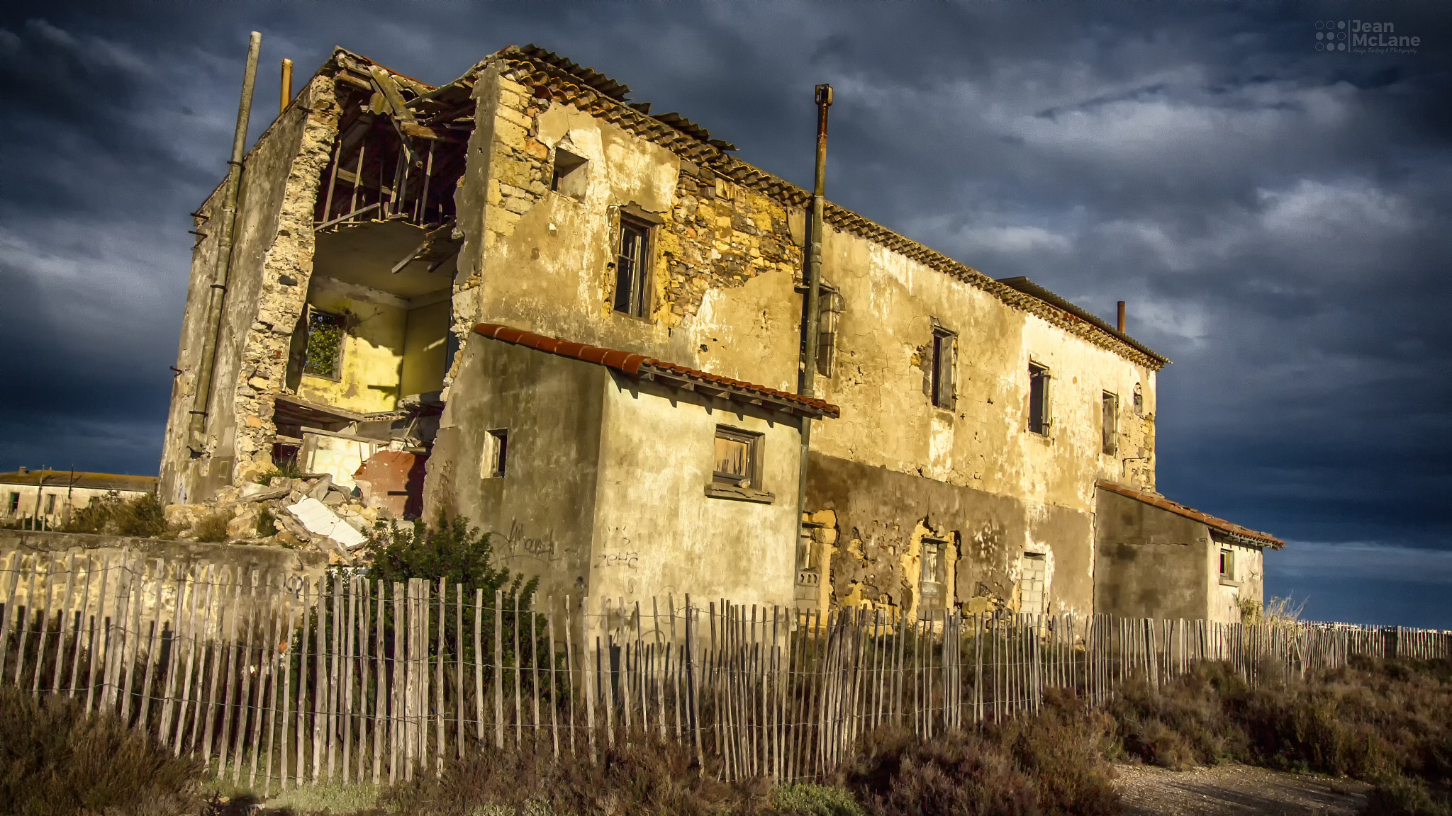 Canon EF-S 10-22mm F3.5-4.5 USM sample photo. Abandoned building. photography