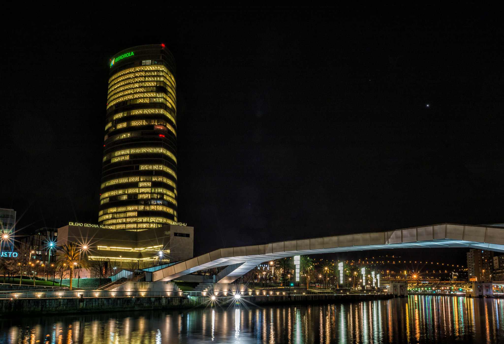 Nikon D7100 + Nikon AF Nikkor 20mm F2.8D sample photo. Bilbao nightscape photography