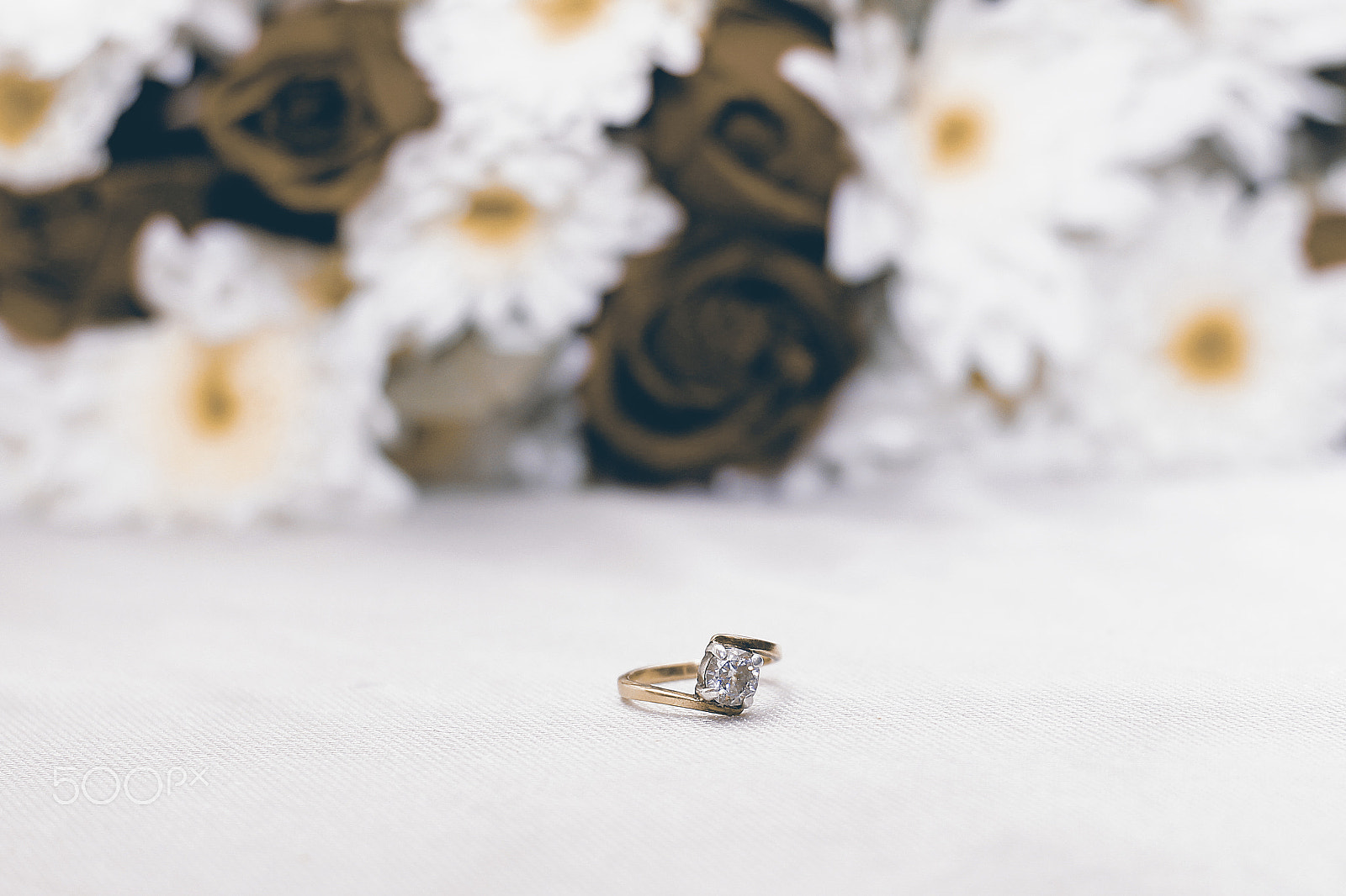 Canon EOS 550D (EOS Rebel T2i / EOS Kiss X4) + Canon EF 50mm F1.8 STM sample photo. Wedding diamond ring for bride photography