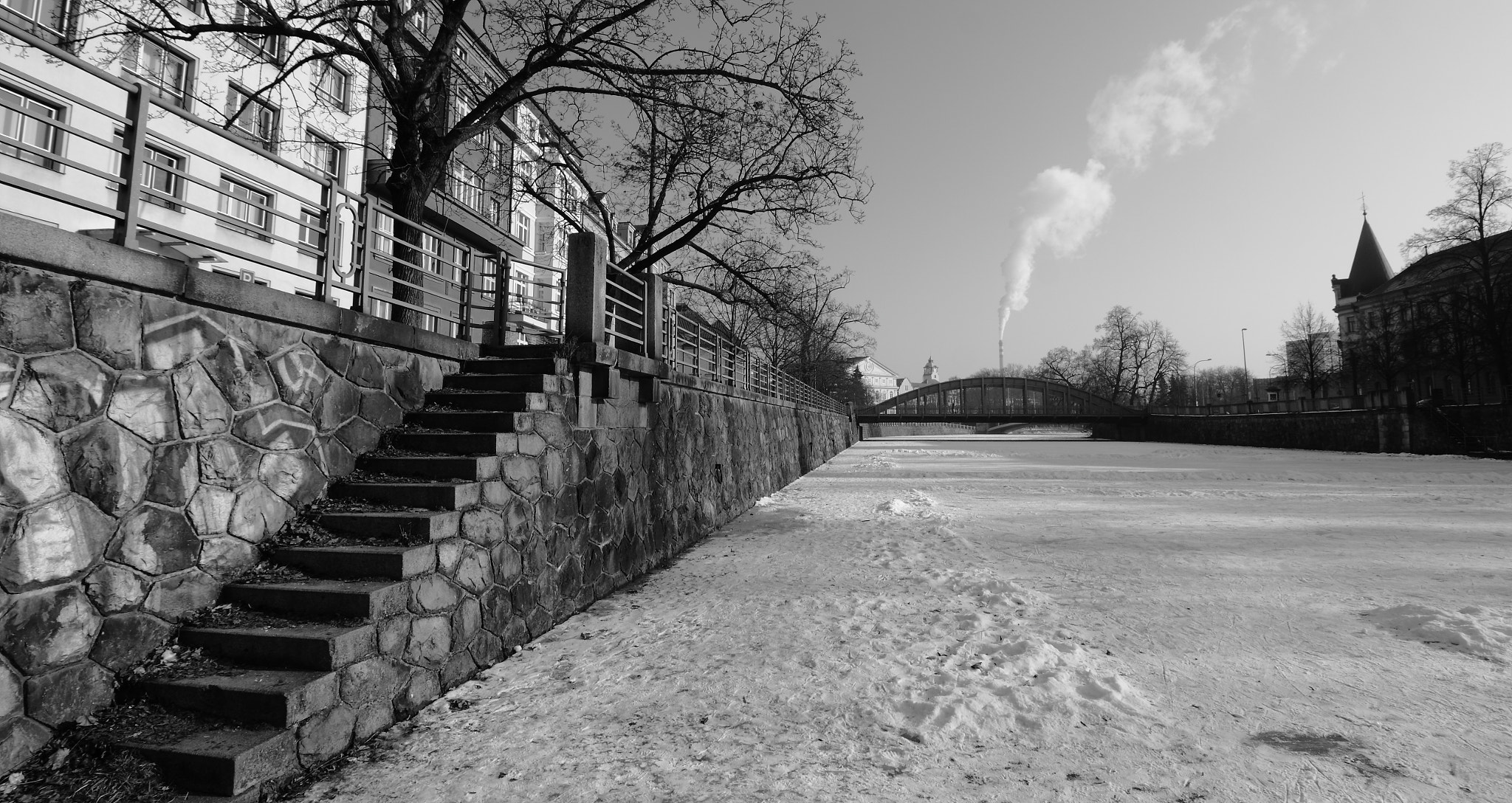 Canon EOS 550D (EOS Rebel T2i / EOS Kiss X4) sample photo. The river and stairs photography