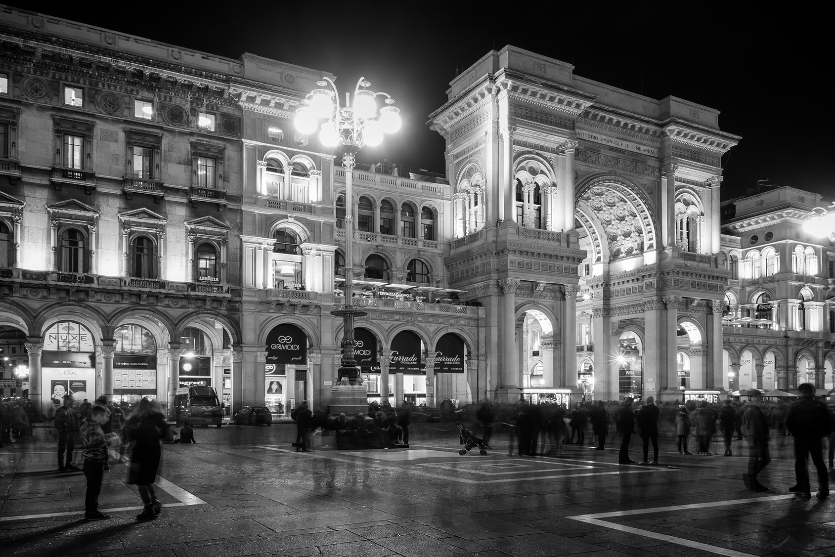 Fujifilm X-T1 + Fujifilm XF 18mm F2 R sample photo. Milano in b/w photography