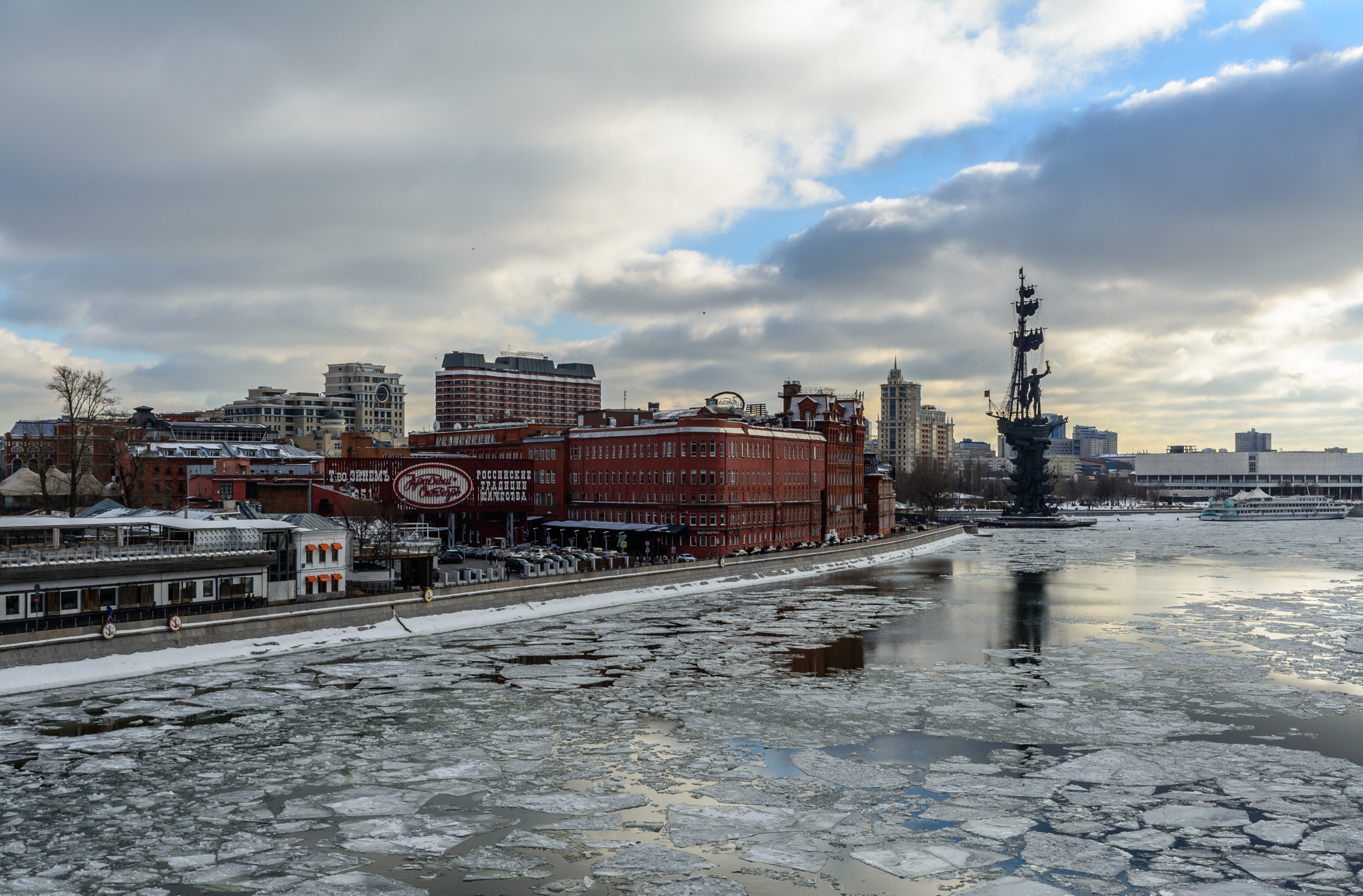 Nikon D5200 + Nikon AF-S Nikkor 24mm F1.8G ED sample photo. Moscow river photography