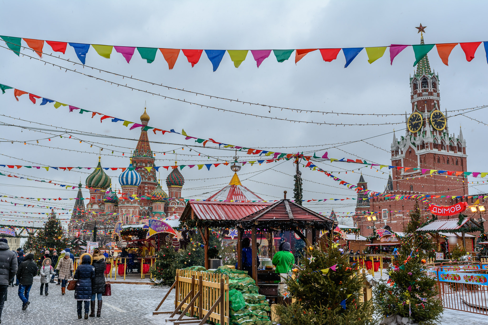 Nikon AF-S Nikkor 24mm F1.8G ED sample photo. Fair on the red square in moscow photography