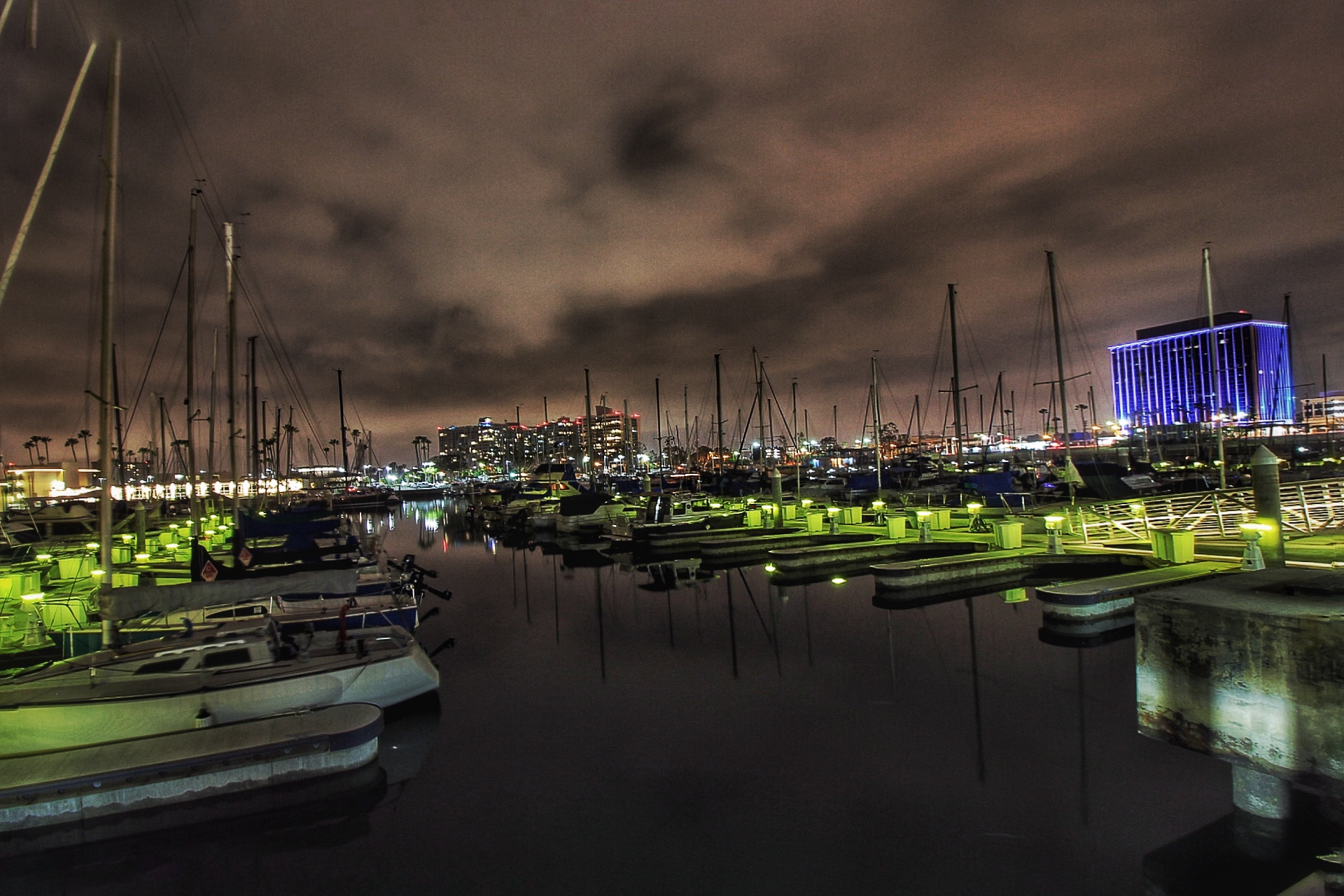 Canon EOS 1300D (EOS Rebel T6 / EOS Kiss X80) sample photo. Mariana del rey harbor by night photography