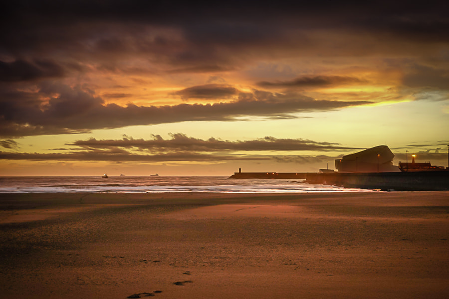 Sony a7 + Sony Vario Tessar T* FE 24-70mm F4 ZA OSS sample photo. Matosinhos winter sunset photography