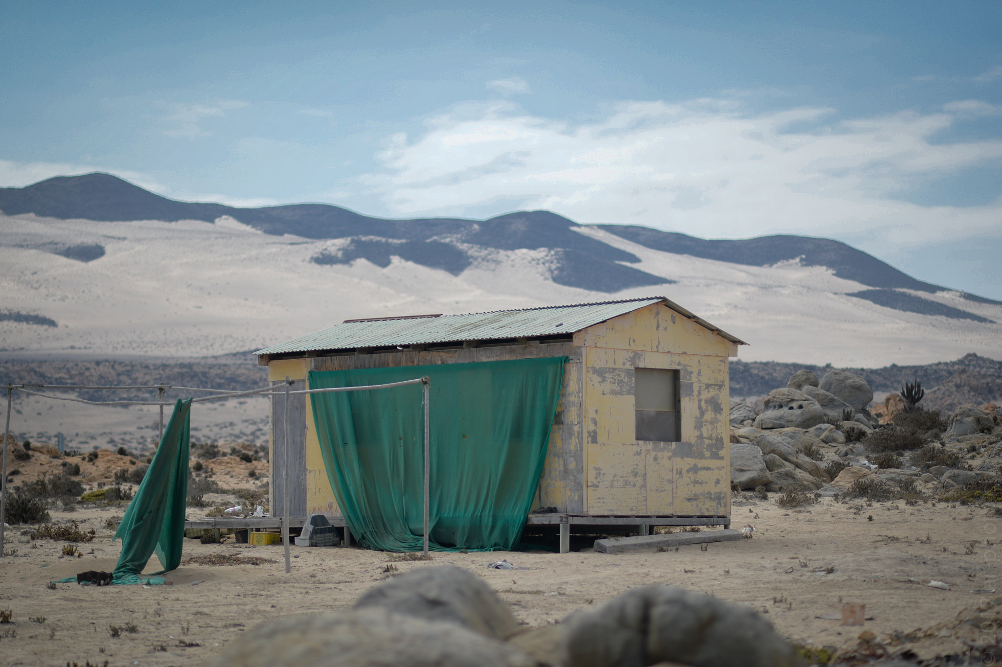 Nikon AF Nikkor 105mm F2D DC sample photo. Abandoned house in the desert photography