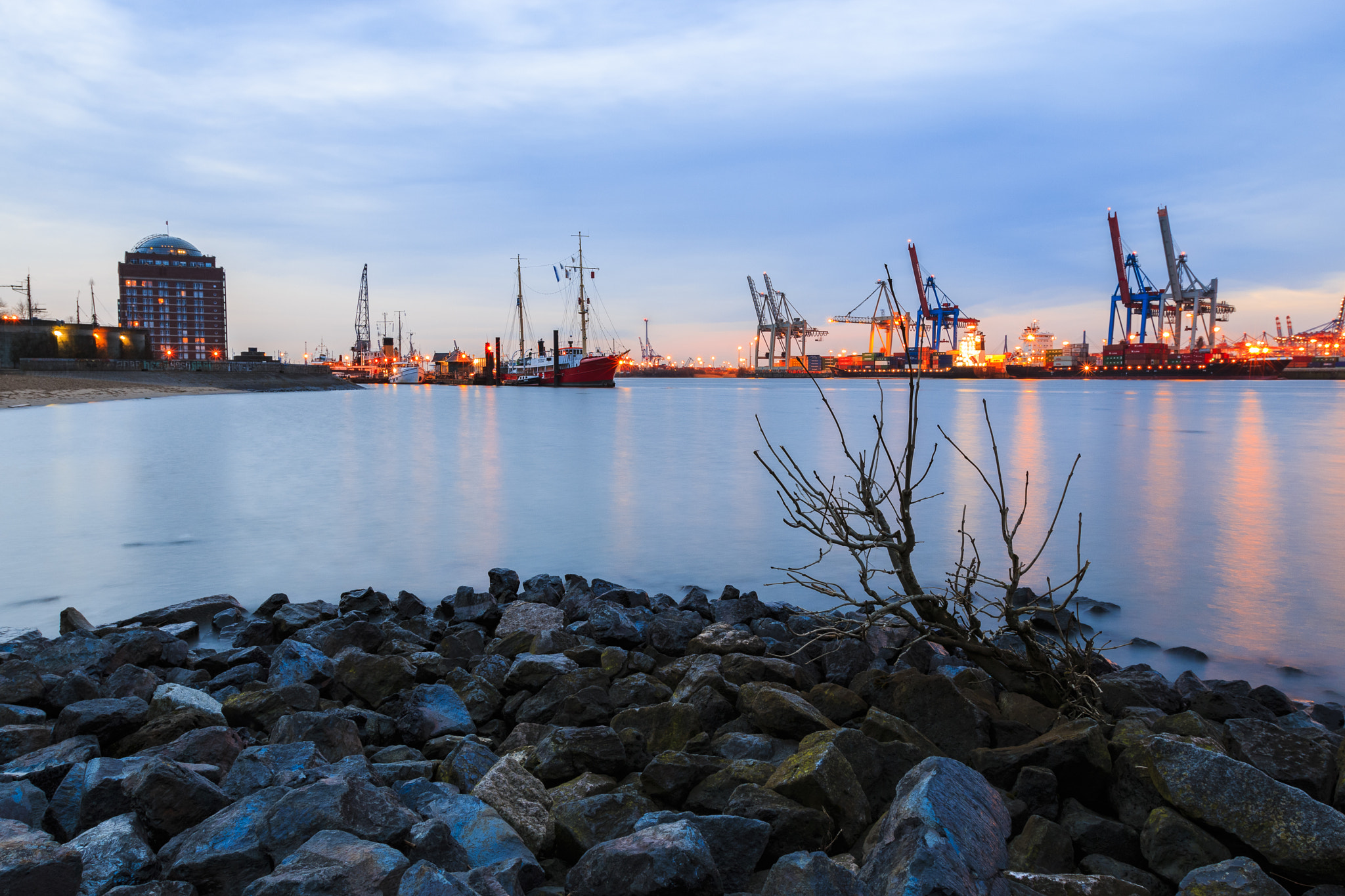 Canon EF 16-35mm F2.8L II USM sample photo. Hamburg elbstrand photography