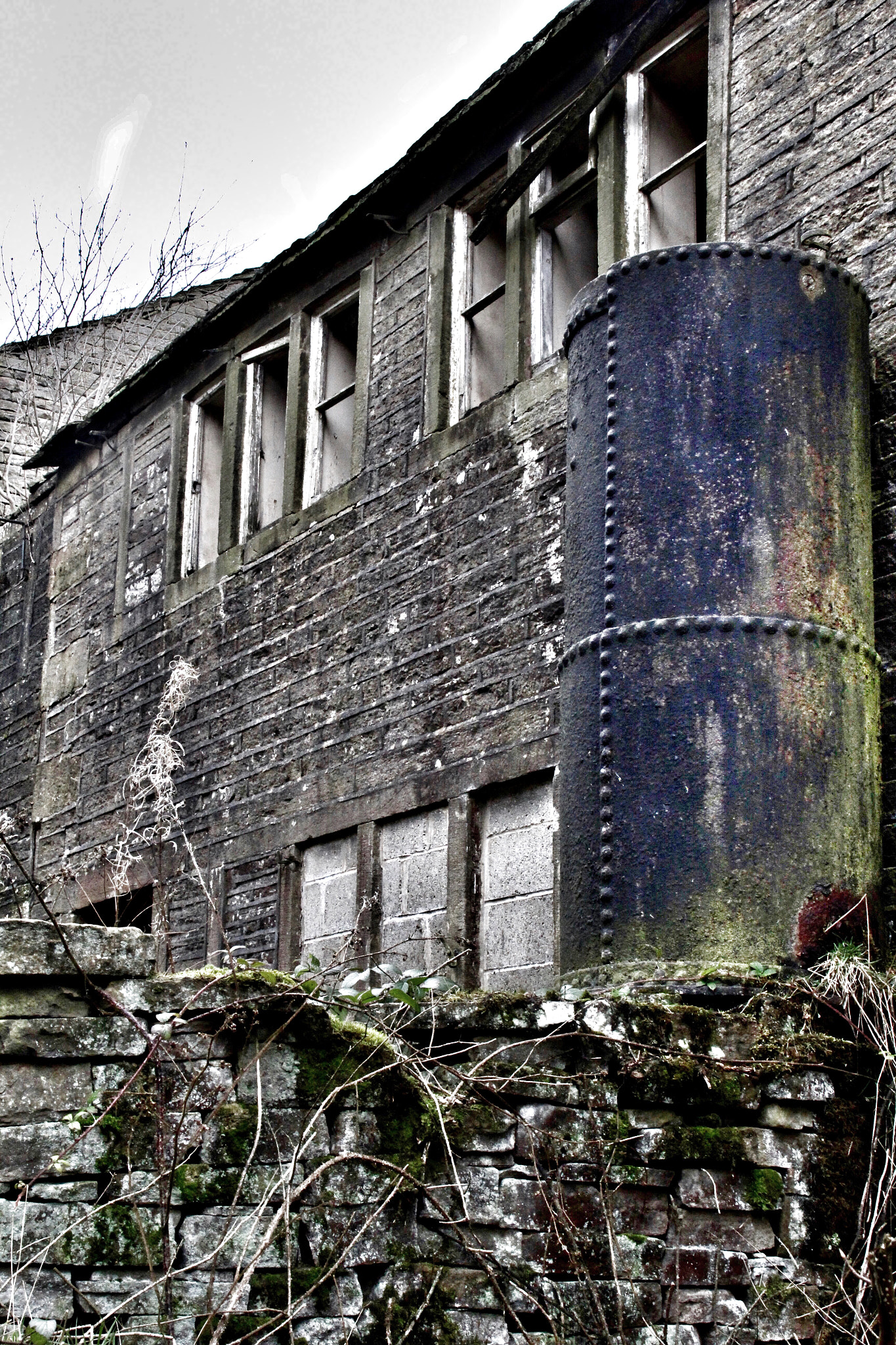 Canon EF-S 18-200mm F3.5-5.6 IS sample photo. Abandoned photography
